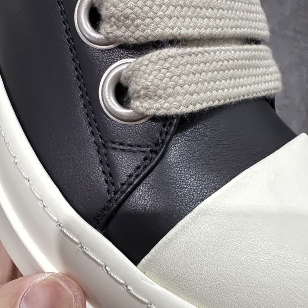 图片[4]-【莞顶渠道】瑞克 欧文斯Rick owens 主线 经典西瓜头 RO低帮厚底粗绑带黑白皮面 进口原料牛皮 莞产超级顶货 新配色陆续上架 产品只会越做越漂亮💯 鞋头采用原版一致工艺 又翘又歪的效果目前这个技术市面上的任何版本都达不到这个效果 私模开发 细节一步到位不敢说百分百💯保证有百分之98还原 慢工出细活 好的产品不怕晚 这次的开发针对艺术家 收藏家 高品质 的人群 水染粒面小牛皮材质，和针车间距都是极致还原！ 顶级头层的小牛皮，质感无敌，奢侈品的触感！ 定制品牌logo的拉链！超大一比一规格礼盒装，重达3斤以上，外加定制欧文斯保护盒！ 配有日文、英文，双语种配件卡片！细节诠释，一件不落。 鞋盒翻盖 三标，正面+底部都一一做到！虽然增加不了实质的成本，但是打磨产品的细节，再微小也会还原！ 尺码：35 36 37 38 39 40 41 42 43 44 45 46-选品中心