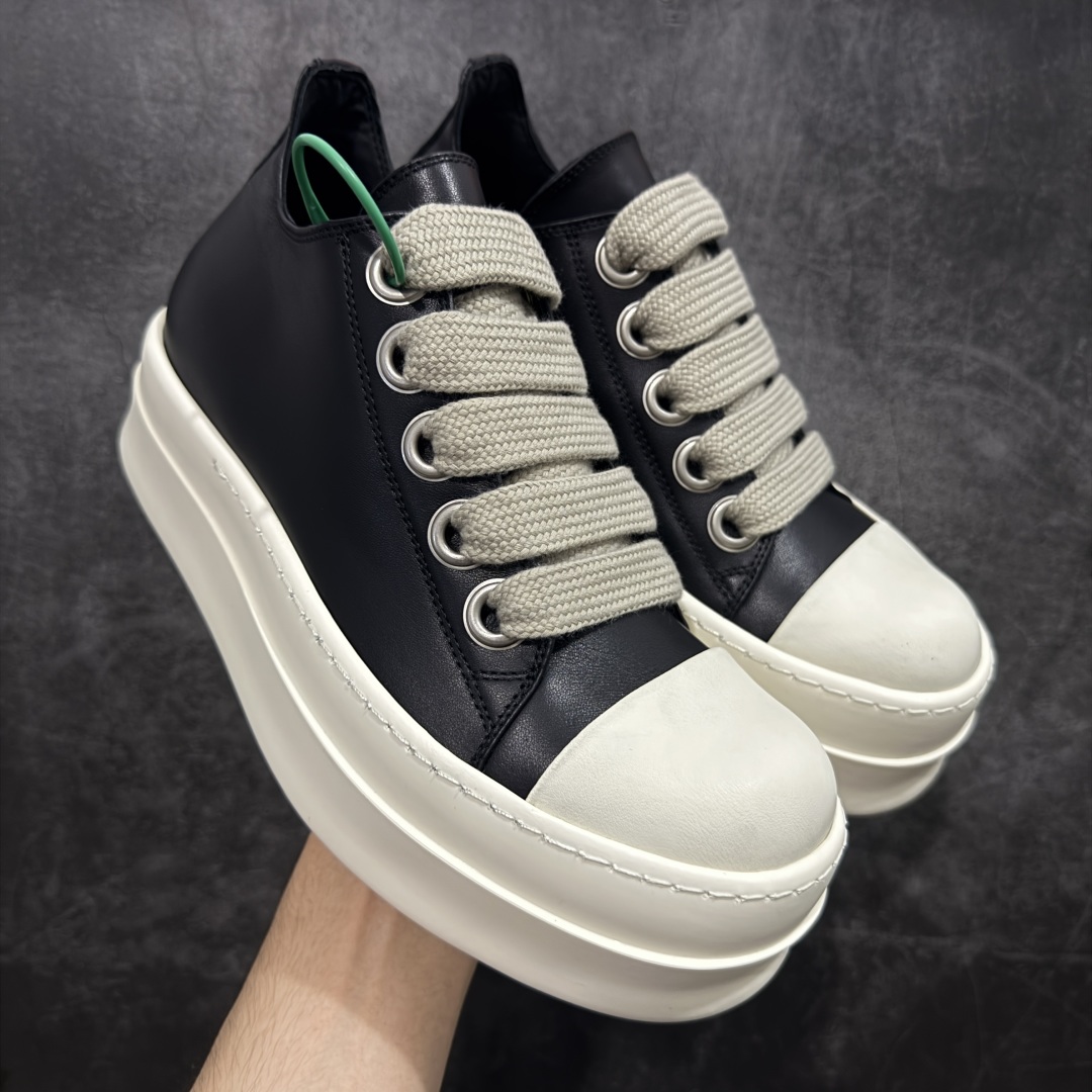 【莞顶渠道】瑞克 欧文斯Rick owens 主线 经典西瓜头 RO低帮厚底粗绑带黑白皮面 进口原料牛皮 莞产超级顶货 新配色陆续上架 产品只会越做越漂亮💯 鞋头采用原版一致工艺 又翘又歪的效果目前这个技术市面上的任何版本都达不到这个效果 私模开发 细节一步到位不敢说百分百💯保证有百分之98还原 慢工出细活 好的产品不怕晚 这次的开发针对艺术家 收藏家 高品质 的人群 水染粒面小牛皮材质,和针车间距都是极致还原! 顶级头层的小牛皮,质感无敌,奢侈品的触感! 定制品牌logo的拉链!超大一比一规格礼盒装,重达3斤以上,外加定制欧文斯保护盒! 配有日文、英文,双语种配件卡片!细节诠释,一件不落。 鞋盒翻盖 三标,正面+底部都一一做到!虽然增加不了实质的成本,但是打磨产品的细节,再微小也会还原! 尺码:35 36 37 38 39 40 41 42 43 44 45 46-选品中心