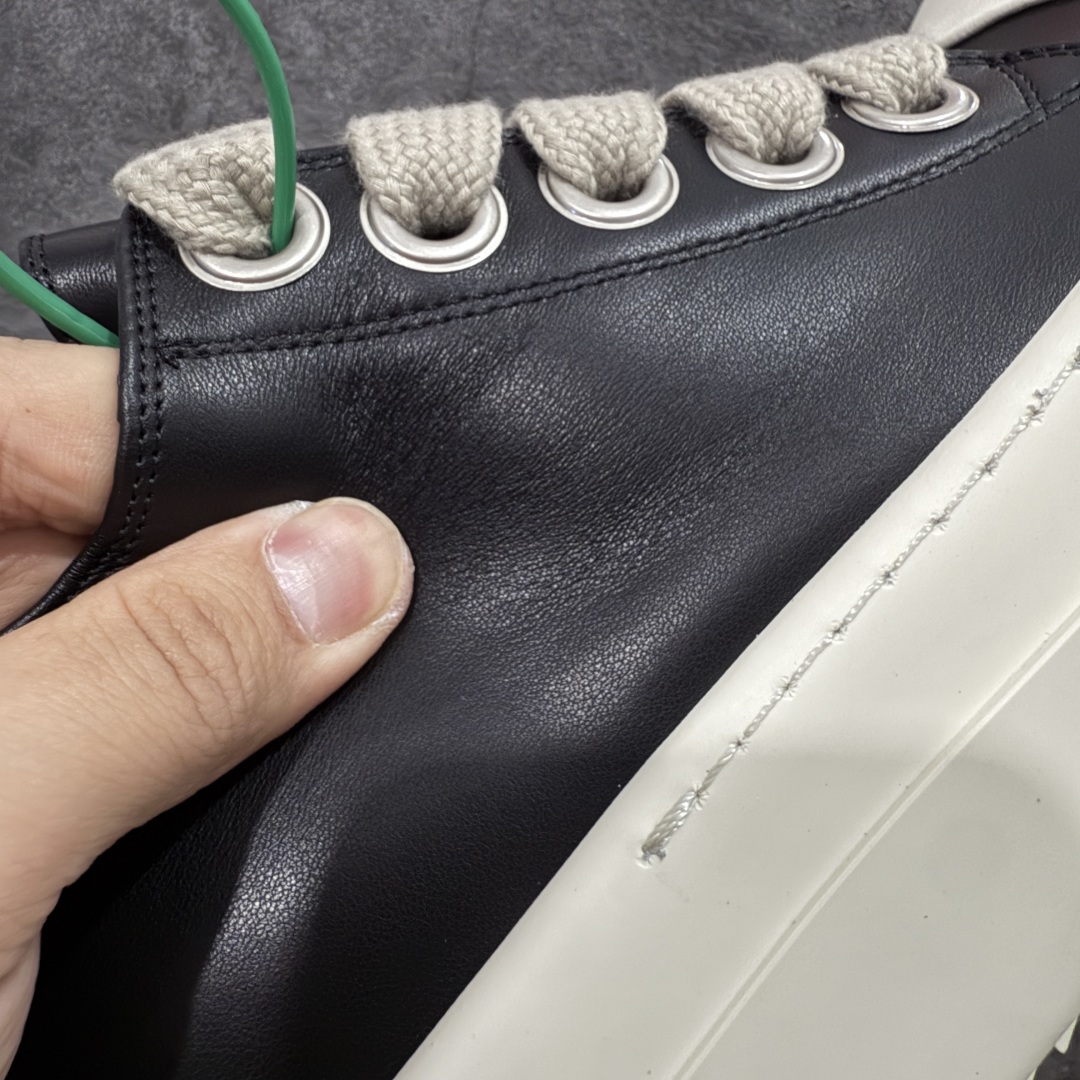 图片[3]-【莞顶渠道】瑞克 欧文斯Rick owens 主线 经典西瓜头 RO低帮厚底粗绑带黑白皮面 进口原料牛皮 莞产超级顶货 新配色陆续上架 产品只会越做越漂亮💯 鞋头采用原版一致工艺 又翘又歪的效果目前这个技术市面上的任何版本都达不到这个效果 私模开发 细节一步到位不敢说百分百💯保证有百分之98还原 慢工出细活 好的产品不怕晚 这次的开发针对艺术家 收藏家 高品质 的人群 水染粒面小牛皮材质，和针车间距都是极致还原！ 顶级头层的小牛皮，质感无敌，奢侈品的触感！ 定制品牌logo的拉链！超大一比一规格礼盒装，重达3斤以上，外加定制欧文斯保护盒！ 配有日文、英文，双语种配件卡片！细节诠释，一件不落。 鞋盒翻盖 三标，正面+底部都一一做到！虽然增加不了实质的成本，但是打磨产品的细节，再微小也会还原！ 尺码：35 36 37 38 39 40 41 42 43 44 45 46-选品中心