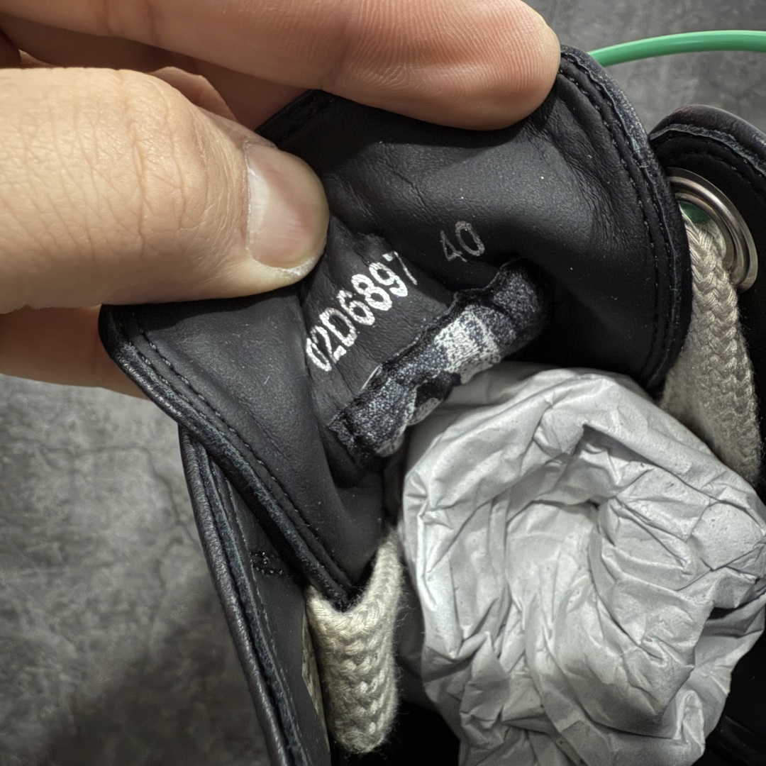 图片[5]-【莞顶渠道】瑞克 欧文斯Rick owens 主线 经典西瓜头 RO低帮厚底粗绑带黑白皮面 进口原料牛皮 莞产超级顶货 新配色陆续上架 产品只会越做越漂亮💯 鞋头采用原版一致工艺 又翘又歪的效果目前这个技术市面上的任何版本都达不到这个效果 私模开发 细节一步到位不敢说百分百💯保证有百分之98还原 慢工出细活 好的产品不怕晚 这次的开发针对艺术家 收藏家 高品质 的人群 水染粒面小牛皮材质，和针车间距都是极致还原！ 顶级头层的小牛皮，质感无敌，奢侈品的触感！ 定制品牌logo的拉链！超大一比一规格礼盒装，重达3斤以上，外加定制欧文斯保护盒！ 配有日文、英文，双语种配件卡片！细节诠释，一件不落。 鞋盒翻盖 三标，正面+底部都一一做到！虽然增加不了实质的成本，但是打磨产品的细节，再微小也会还原！ 尺码：35 36 37 38 39 40 41 42 43 44 45 46-选品中心