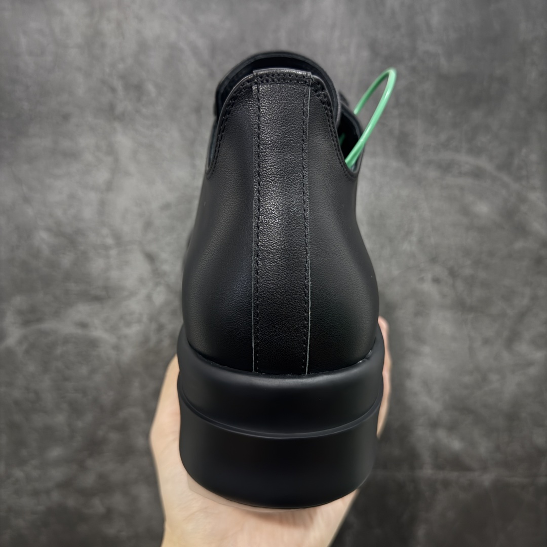 图片[4]-【莞顶渠道】瑞克 欧文斯Rick owens 主线 经典西瓜头 RO低帮厚底粗绑带纯黑皮面 进口原料牛皮 莞产超级顶货 新配色陆续上架 产品只会越做越漂亮💯 鞋头采用原版一致工艺 又翘又歪的效果目前这个技术市面上的任何版本都达不到这个效果 私模开发 细节一步到位不敢说百分百💯保证有百分之98还原 慢工出细活 好的产品不怕晚 这次的开发针对艺术家 收藏家 高品质 的人群 水染粒面小牛皮材质，和针车间距都是极致还原！ 顶级头层的小牛皮，质感无敌，奢侈品的触感！ 定制品牌logo的拉链！超大一比一规格礼盒装，重达3斤以上，外加定制欧文斯保护盒！ 配有日文、英文，双语种配件卡片！细节诠释，一件不落。 鞋盒翻盖 三标，正面+底部都一一做到！虽然增加不了实质的成本，但是打磨产品的细节，再微小也会还原！ 尺码：35 36 37 38 39 40 41 42 43 44 45 46-选品中心