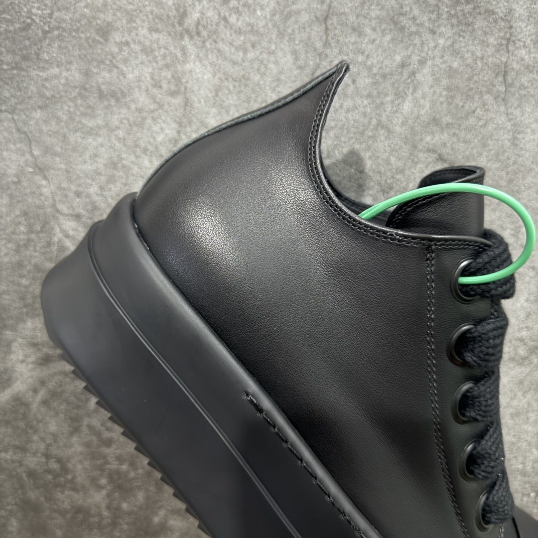 图片[7]-【莞顶渠道】瑞克 欧文斯Rick owens 主线 经典西瓜头 RO低帮厚底粗绑带纯黑皮面 进口原料牛皮 莞产超级顶货 新配色陆续上架 产品只会越做越漂亮💯 鞋头采用原版一致工艺 又翘又歪的效果目前这个技术市面上的任何版本都达不到这个效果 私模开发 细节一步到位不敢说百分百💯保证有百分之98还原 慢工出细活 好的产品不怕晚 这次的开发针对艺术家 收藏家 高品质 的人群 水染粒面小牛皮材质，和针车间距都是极致还原！ 顶级头层的小牛皮，质感无敌，奢侈品的触感！ 定制品牌logo的拉链！超大一比一规格礼盒装，重达3斤以上，外加定制欧文斯保护盒！ 配有日文、英文，双语种配件卡片！细节诠释，一件不落。 鞋盒翻盖 三标，正面+底部都一一做到！虽然增加不了实质的成本，但是打磨产品的细节，再微小也会还原！ 尺码：35 36 37 38 39 40 41 42 43 44 45 46-选品中心