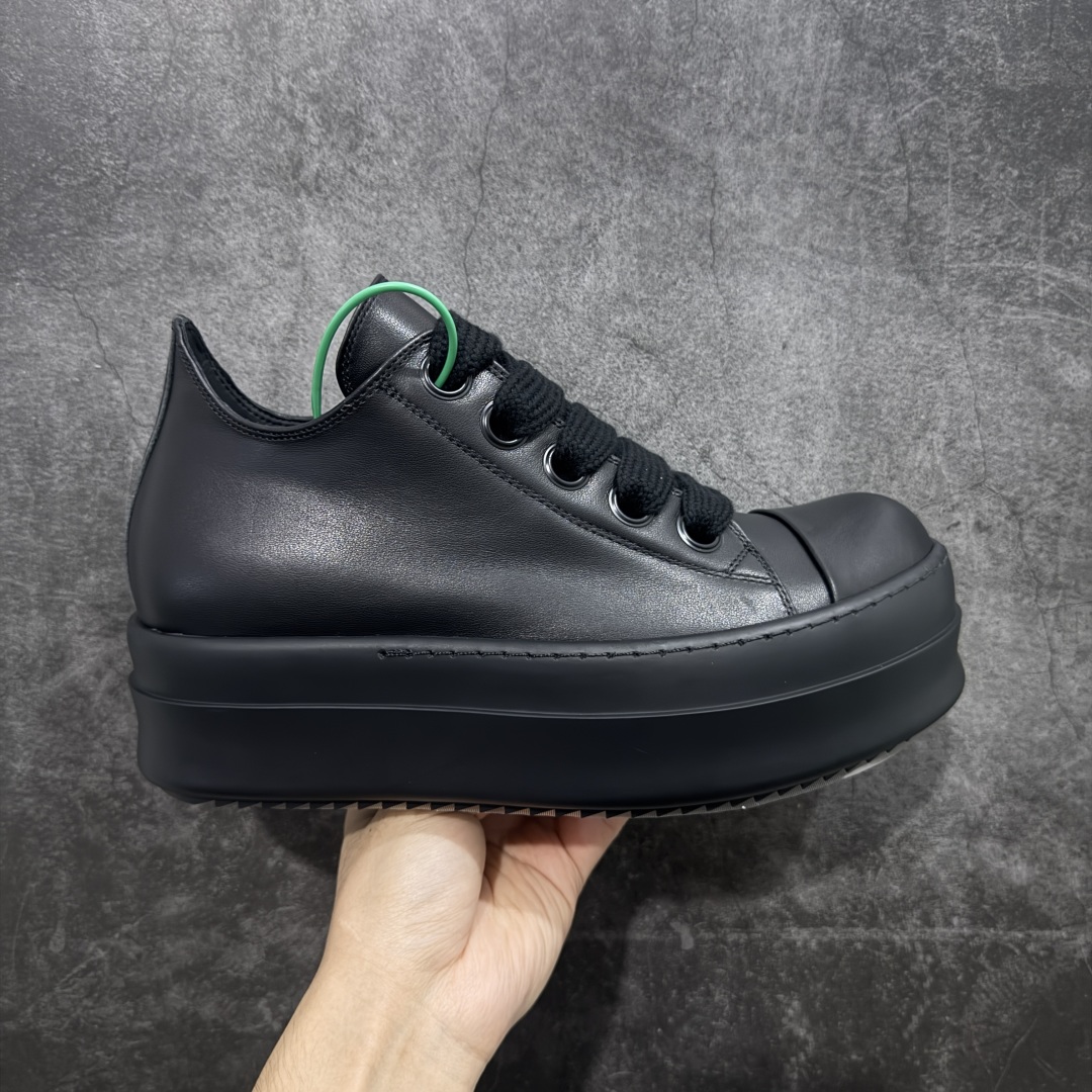 【莞顶渠道】瑞克 欧文斯Rick owens 主线 经典西瓜头 RO低帮厚底粗绑带纯黑皮面 进口原料牛皮 莞产超级顶货 新配色陆续上架 产品只会越做越漂亮💯 鞋头采用原版一致工艺 又翘又歪的效果目前这个技术市面上的任何版本都达不到这个效果 私模开发 细节一步到位不敢说百分百💯保证有百分之98还原 慢工出细活 好的产品不怕晚 这次的开发针对艺术家 收藏家 高品质 的人群 水染粒面小牛皮材质,和针车间距都是极致还原! 顶级头层的小牛皮,质感无敌,奢侈品的触感! 定制品牌logo的拉链!超大一比一规格礼盒装,重达3斤以上,外加定制欧文斯保护盒! 配有日文、英文,双语种配件卡片!细节诠释,一件不落。 鞋盒翻盖 三标,正面+底部都一一做到!虽然增加不了实质的成本,但是打磨产品的细节,再微小也会还原! 尺码:35 36 37 38 39 40 41 42 43 44 45 46-选品中心