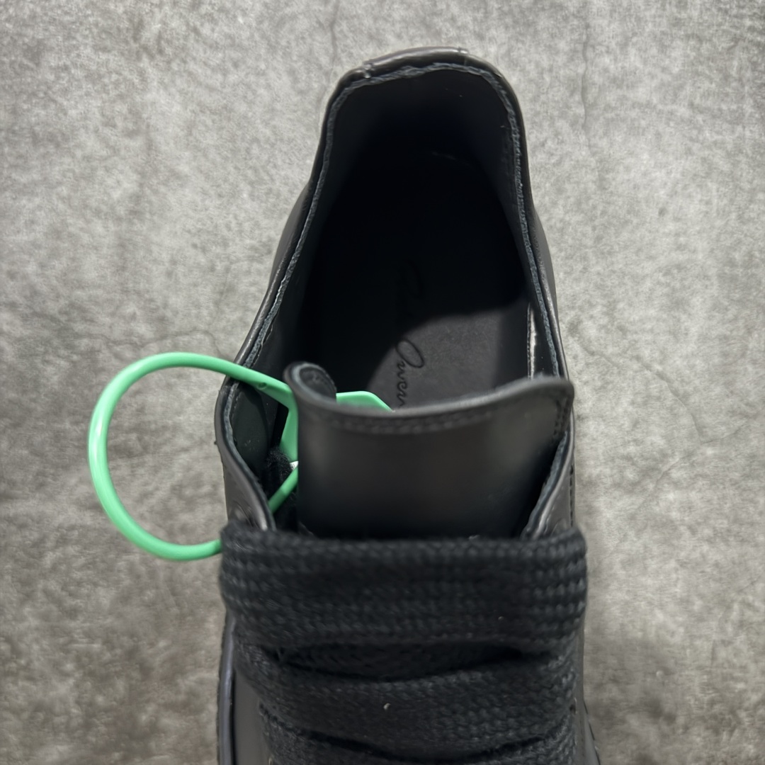 图片[8]-【莞顶渠道】瑞克 欧文斯Rick owens 主线 经典西瓜头 RO低帮厚底粗绑带纯黑皮面 进口原料牛皮 莞产超级顶货 新配色陆续上架 产品只会越做越漂亮💯 鞋头采用原版一致工艺 又翘又歪的效果目前这个技术市面上的任何版本都达不到这个效果 私模开发 细节一步到位不敢说百分百💯保证有百分之98还原 慢工出细活 好的产品不怕晚 这次的开发针对艺术家 收藏家 高品质 的人群 水染粒面小牛皮材质，和针车间距都是极致还原！ 顶级头层的小牛皮，质感无敌，奢侈品的触感！ 定制品牌logo的拉链！超大一比一规格礼盒装，重达3斤以上，外加定制欧文斯保护盒！ 配有日文、英文，双语种配件卡片！细节诠释，一件不落。 鞋盒翻盖 三标，正面+底部都一一做到！虽然增加不了实质的成本，但是打磨产品的细节，再微小也会还原！ 尺码：35 36 37 38 39 40 41 42 43 44 45 46-选品中心