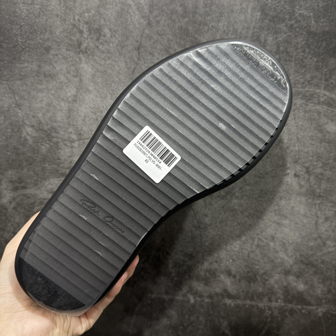 图片[9]-【莞顶渠道】瑞克 欧文斯Rick owens 主线 经典西瓜头 RO低帮厚底粗绑带纯黑皮面 进口原料牛皮 莞产超级顶货 新配色陆续上架 产品只会越做越漂亮💯 鞋头采用原版一致工艺 又翘又歪的效果目前这个技术市面上的任何版本都达不到这个效果 私模开发 细节一步到位不敢说百分百💯保证有百分之98还原 慢工出细活 好的产品不怕晚 这次的开发针对艺术家 收藏家 高品质 的人群 水染粒面小牛皮材质，和针车间距都是极致还原！ 顶级头层的小牛皮，质感无敌，奢侈品的触感！ 定制品牌logo的拉链！超大一比一规格礼盒装，重达3斤以上，外加定制欧文斯保护盒！ 配有日文、英文，双语种配件卡片！细节诠释，一件不落。 鞋盒翻盖 三标，正面+底部都一一做到！虽然增加不了实质的成本，但是打磨产品的细节，再微小也会还原！ 尺码：35 36 37 38 39 40 41 42 43 44 45 46-选品中心