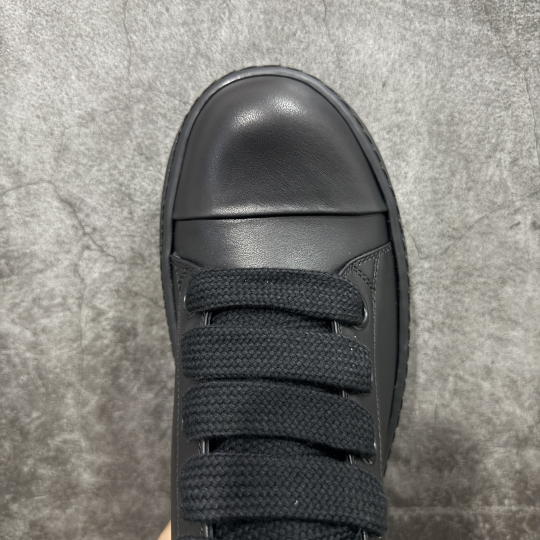 图片[5]-【莞顶渠道】瑞克 欧文斯Rick owens 主线 经典西瓜头 RO低帮厚底粗绑带纯黑皮面 进口原料牛皮 莞产超级顶货 新配色陆续上架 产品只会越做越漂亮💯 鞋头采用原版一致工艺 又翘又歪的效果目前这个技术市面上的任何版本都达不到这个效果 私模开发 细节一步到位不敢说百分百💯保证有百分之98还原 慢工出细活 好的产品不怕晚 这次的开发针对艺术家 收藏家 高品质 的人群 水染粒面小牛皮材质，和针车间距都是极致还原！ 顶级头层的小牛皮，质感无敌，奢侈品的触感！ 定制品牌logo的拉链！超大一比一规格礼盒装，重达3斤以上，外加定制欧文斯保护盒！ 配有日文、英文，双语种配件卡片！细节诠释，一件不落。 鞋盒翻盖 三标，正面+底部都一一做到！虽然增加不了实质的成本，但是打磨产品的细节，再微小也会还原！ 尺码：35 36 37 38 39 40 41 42 43 44 45 46-选品中心