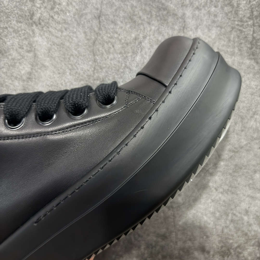 图片[6]-【莞顶渠道】瑞克 欧文斯Rick owens 主线 经典西瓜头 RO低帮厚底粗绑带纯黑皮面 进口原料牛皮 莞产超级顶货 新配色陆续上架 产品只会越做越漂亮💯 鞋头采用原版一致工艺 又翘又歪的效果目前这个技术市面上的任何版本都达不到这个效果 私模开发 细节一步到位不敢说百分百💯保证有百分之98还原 慢工出细活 好的产品不怕晚 这次的开发针对艺术家 收藏家 高品质 的人群 水染粒面小牛皮材质，和针车间距都是极致还原！ 顶级头层的小牛皮，质感无敌，奢侈品的触感！ 定制品牌logo的拉链！超大一比一规格礼盒装，重达3斤以上，外加定制欧文斯保护盒！ 配有日文、英文，双语种配件卡片！细节诠释，一件不落。 鞋盒翻盖 三标，正面+底部都一一做到！虽然增加不了实质的成本，但是打磨产品的细节，再微小也会还原！ 尺码：35 36 37 38 39 40 41 42 43 44 45 46-选品中心