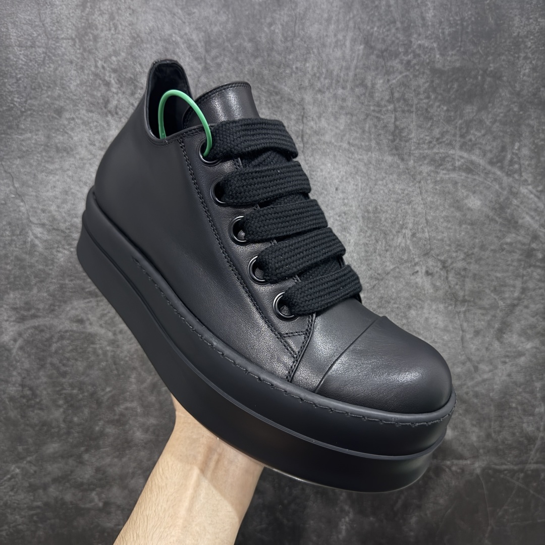 图片[3]-【莞顶渠道】瑞克 欧文斯Rick owens 主线 经典西瓜头 RO低帮厚底粗绑带纯黑皮面 进口原料牛皮 莞产超级顶货 新配色陆续上架 产品只会越做越漂亮💯 鞋头采用原版一致工艺 又翘又歪的效果目前这个技术市面上的任何版本都达不到这个效果 私模开发 细节一步到位不敢说百分百💯保证有百分之98还原 慢工出细活 好的产品不怕晚 这次的开发针对艺术家 收藏家 高品质 的人群 水染粒面小牛皮材质，和针车间距都是极致还原！ 顶级头层的小牛皮，质感无敌，奢侈品的触感！ 定制品牌logo的拉链！超大一比一规格礼盒装，重达3斤以上，外加定制欧文斯保护盒！ 配有日文、英文，双语种配件卡片！细节诠释，一件不落。 鞋盒翻盖 三标，正面+底部都一一做到！虽然增加不了实质的成本，但是打磨产品的细节，再微小也会还原！ 尺码：35 36 37 38 39 40 41 42 43 44 45 46-选品中心