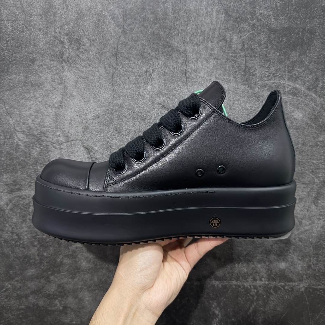 图片[2]-【莞顶渠道】瑞克 欧文斯Rick owens 主线 经典西瓜头 RO低帮厚底粗绑带纯黑皮面 进口原料牛皮 莞产超级顶货 新配色陆续上架 产品只会越做越漂亮💯 鞋头采用原版一致工艺 又翘又歪的效果目前这个技术市面上的任何版本都达不到这个效果 私模开发 细节一步到位不敢说百分百💯保证有百分之98还原 慢工出细活 好的产品不怕晚 这次的开发针对艺术家 收藏家 高品质 的人群 水染粒面小牛皮材质，和针车间距都是极致还原！ 顶级头层的小牛皮，质感无敌，奢侈品的触感！ 定制品牌logo的拉链！超大一比一规格礼盒装，重达3斤以上，外加定制欧文斯保护盒！ 配有日文、英文，双语种配件卡片！细节诠释，一件不落。 鞋盒翻盖 三标，正面+底部都一一做到！虽然增加不了实质的成本，但是打磨产品的细节，再微小也会还原！ 尺码：35 36 37 38 39 40 41 42 43 44 45 46-选品中心