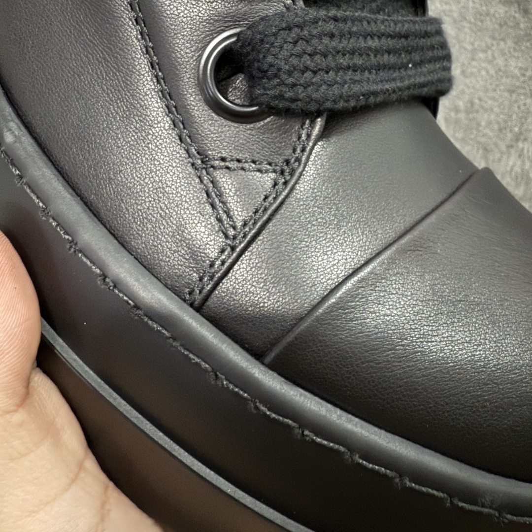 图片[4]-【莞顶渠道】瑞克 欧文斯Rick owens 主线 经典西瓜头 RO低帮厚底粗绑带纯黑皮面 进口原料牛皮 莞产超级顶货 新配色陆续上架 产品只会越做越漂亮💯 鞋头采用原版一致工艺 又翘又歪的效果目前这个技术市面上的任何版本都达不到这个效果 私模开发 细节一步到位不敢说百分百💯保证有百分之98还原 慢工出细活 好的产品不怕晚 这次的开发针对艺术家 收藏家 高品质 的人群 水染粒面小牛皮材质，和针车间距都是极致还原！ 顶级头层的小牛皮，质感无敌，奢侈品的触感！ 定制品牌logo的拉链！超大一比一规格礼盒装，重达3斤以上，外加定制欧文斯保护盒！ 配有日文、英文，双语种配件卡片！细节诠释，一件不落。 鞋盒翻盖 三标，正面+底部都一一做到！虽然增加不了实质的成本，但是打磨产品的细节，再微小也会还原！ 尺码：35 36 37 38 39 40 41 42 43 44 45 46-选品中心
