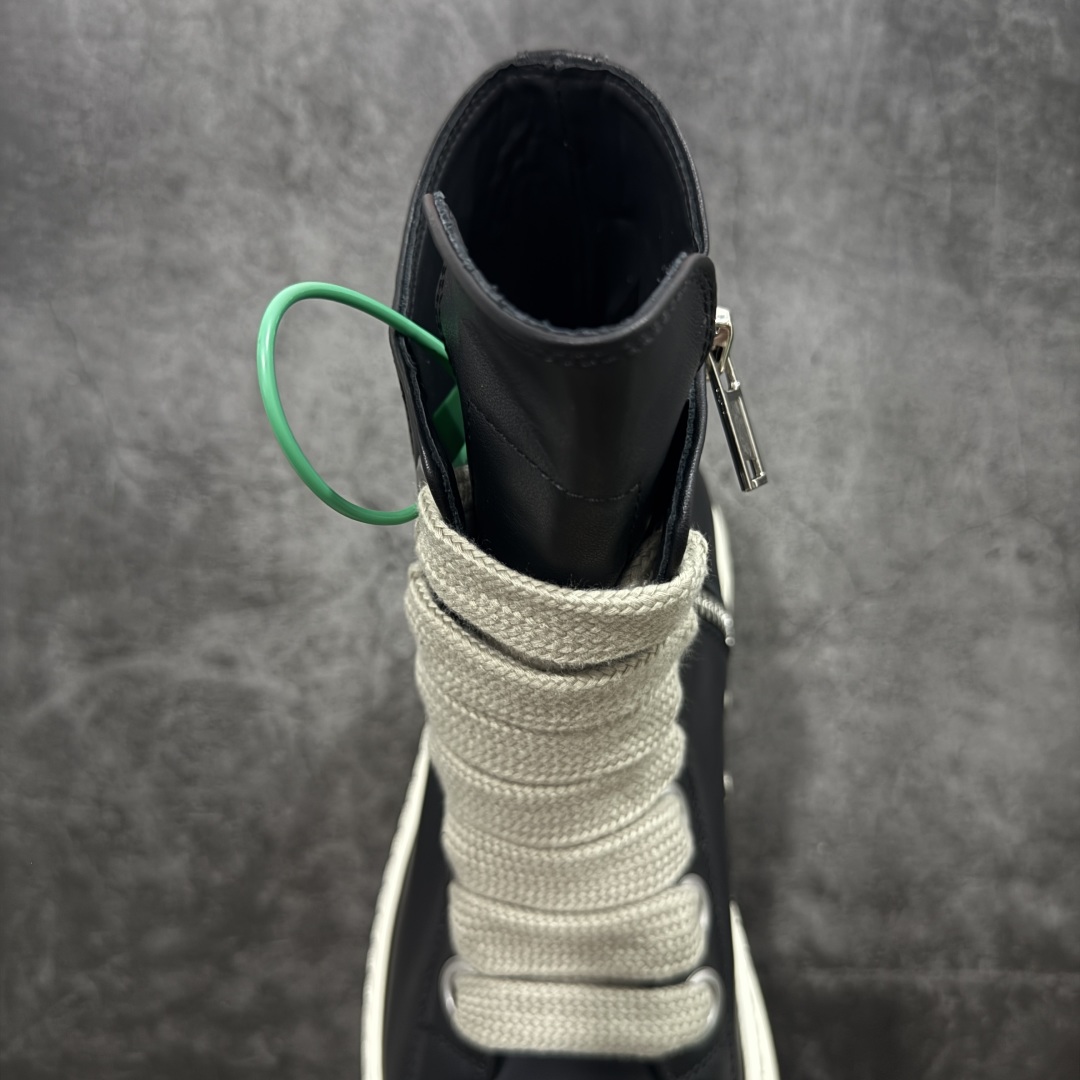 图片[8]-【莞顶渠道】瑞克 欧文斯Rick owens 主线 经典西瓜头 RO低帮厚底粗绑带纯黑皮面高帮 进口原料牛皮 莞产超级顶货 新配色陆续上架 产品只会越做越漂亮💯 鞋头采用原版一致工艺 又翘又歪的效果目前这个技术市面上的任何版本都达不到这个效果 私模开发 细节一步到位不敢说百分百💯保证有百分之98还原 慢工出细活 好的产品不怕晚 这次的开发针对艺术家 收藏家 高品质 的人群 水染粒面小牛皮材质，和针车间距都是极致还原！ 顶级头层的小牛皮，质感无敌，奢侈品的触感！ 定制品牌logo的拉链！超大一比一规格礼盒装，重达3斤以上，外加定制欧文斯保护盒！ 配有日文、英文，双语种配件卡片！细节诠释，一件不落。 鞋盒翻盖 三标，正面+底部都一一做到！虽然增加不了实质的成本，但是打磨产品的细节，再微小也会还原！ 尺码：35 36 37 38 39 40 41 42 43 44 45 46-选品中心