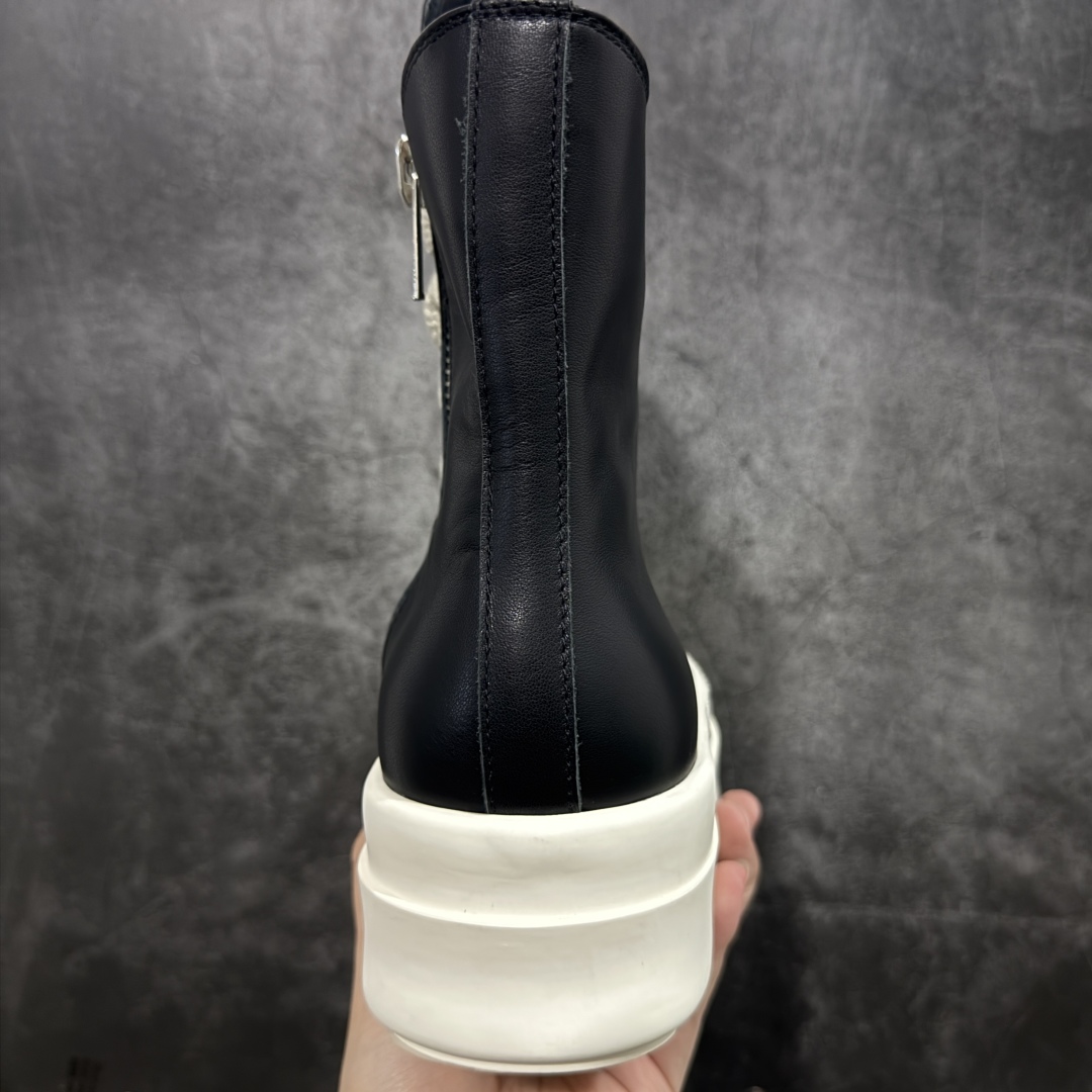 图片[4]-【莞顶渠道】瑞克 欧文斯Rick owens 主线 经典西瓜头 RO低帮厚底粗绑带纯黑皮面高帮 进口原料牛皮 莞产超级顶货 新配色陆续上架 产品只会越做越漂亮💯 鞋头采用原版一致工艺 又翘又歪的效果目前这个技术市面上的任何版本都达不到这个效果 私模开发 细节一步到位不敢说百分百💯保证有百分之98还原 慢工出细活 好的产品不怕晚 这次的开发针对艺术家 收藏家 高品质 的人群 水染粒面小牛皮材质，和针车间距都是极致还原！ 顶级头层的小牛皮，质感无敌，奢侈品的触感！ 定制品牌logo的拉链！超大一比一规格礼盒装，重达3斤以上，外加定制欧文斯保护盒！ 配有日文、英文，双语种配件卡片！细节诠释，一件不落。 鞋盒翻盖 三标，正面+底部都一一做到！虽然增加不了实质的成本，但是打磨产品的细节，再微小也会还原！ 尺码：35 36 37 38 39 40 41 42 43 44 45 46-选品中心