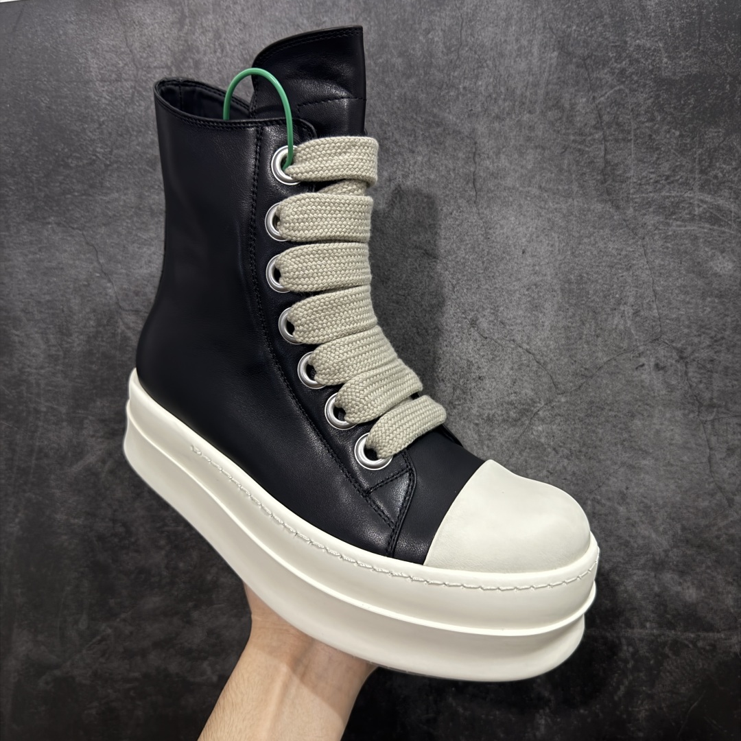 图片[3]-【莞顶渠道】瑞克 欧文斯Rick owens 主线 经典西瓜头 RO低帮厚底粗绑带纯黑皮面高帮 进口原料牛皮 莞产超级顶货 新配色陆续上架 产品只会越做越漂亮💯 鞋头采用原版一致工艺 又翘又歪的效果目前这个技术市面上的任何版本都达不到这个效果 私模开发 细节一步到位不敢说百分百💯保证有百分之98还原 慢工出细活 好的产品不怕晚 这次的开发针对艺术家 收藏家 高品质 的人群 水染粒面小牛皮材质，和针车间距都是极致还原！ 顶级头层的小牛皮，质感无敌，奢侈品的触感！ 定制品牌logo的拉链！超大一比一规格礼盒装，重达3斤以上，外加定制欧文斯保护盒！ 配有日文、英文，双语种配件卡片！细节诠释，一件不落。 鞋盒翻盖 三标，正面+底部都一一做到！虽然增加不了实质的成本，但是打磨产品的细节，再微小也会还原！ 尺码：35 36 37 38 39 40 41 42 43 44 45 46-选品中心