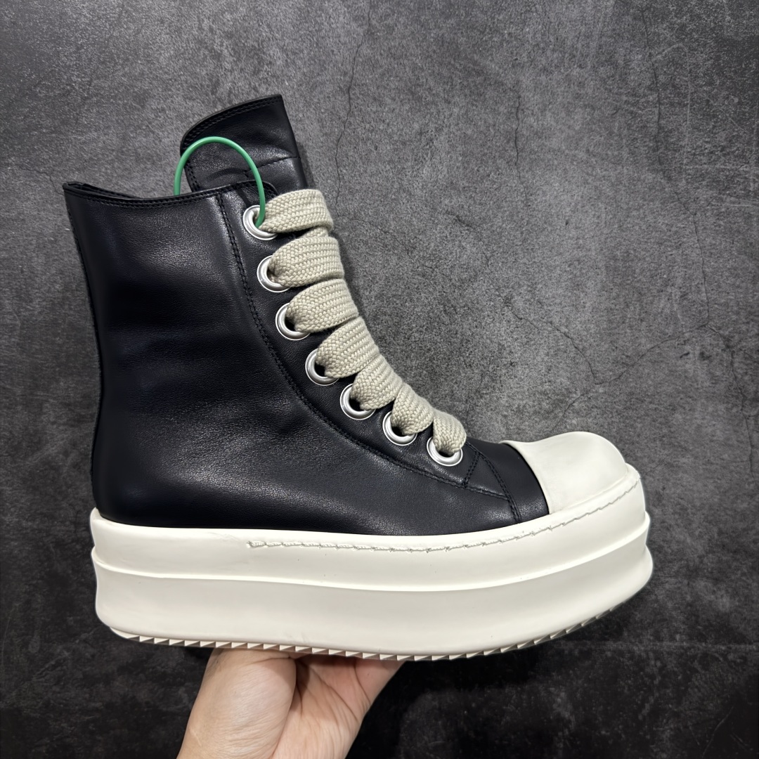 【莞顶渠道】瑞克 欧文斯Rick owens 主线 经典西瓜头 RO低帮厚底粗绑带纯黑皮面高帮 进口原料牛皮 莞产超级顶货 新配色陆续上架 产品只会越做越漂亮💯 鞋头采用原版一致工艺 又翘又歪的效果目前这个技术市面上的任何版本都达不到这个效果 私模开发 细节一步到位不敢说百分百💯保证有百分之98还原 慢工出细活 好的产品不怕晚 这次的开发针对艺术家 收藏家 高品质 的人群 水染粒面小牛皮材质,和针车间距都是极致还原! 顶级头层的小牛皮,质感无敌,奢侈品的触感! 定制品牌logo的拉链!超大一比一规格礼盒装,重达3斤以上,外加定制欧文斯保护盒! 配有日文、英文,双语种配件卡片!细节诠释,一件不落。 鞋盒翻盖 三标,正面+底部都一一做到!虽然增加不了实质的成本,但是打磨产品的细节,再微小也会还原! 尺码:35 36 37 38 39 40 41 42 43 44 45 46-选品中心