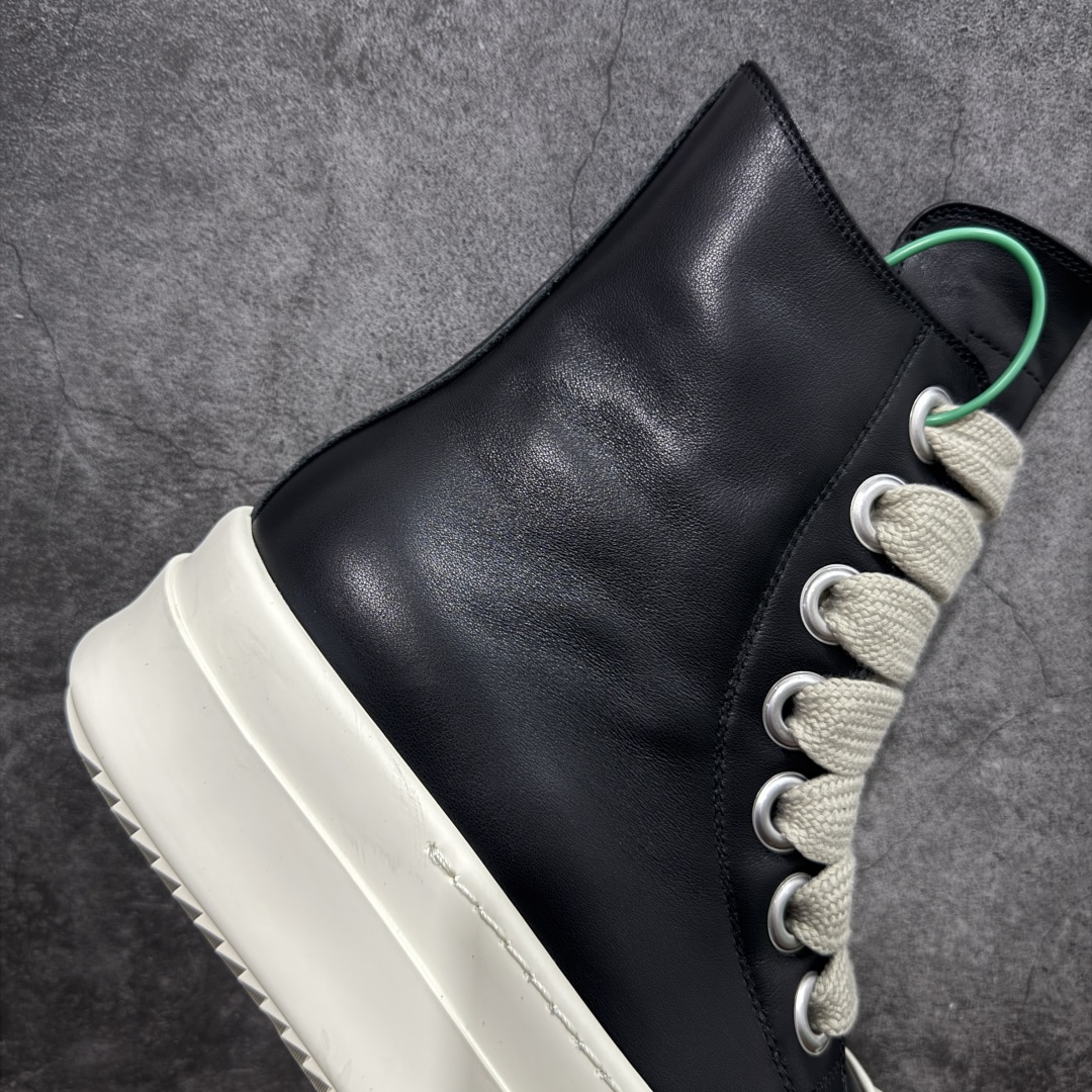 图片[7]-【莞顶渠道】瑞克 欧文斯Rick owens 主线 经典西瓜头 RO低帮厚底粗绑带纯黑皮面高帮 进口原料牛皮 莞产超级顶货 新配色陆续上架 产品只会越做越漂亮💯 鞋头采用原版一致工艺 又翘又歪的效果目前这个技术市面上的任何版本都达不到这个效果 私模开发 细节一步到位不敢说百分百💯保证有百分之98还原 慢工出细活 好的产品不怕晚 这次的开发针对艺术家 收藏家 高品质 的人群 水染粒面小牛皮材质，和针车间距都是极致还原！ 顶级头层的小牛皮，质感无敌，奢侈品的触感！ 定制品牌logo的拉链！超大一比一规格礼盒装，重达3斤以上，外加定制欧文斯保护盒！ 配有日文、英文，双语种配件卡片！细节诠释，一件不落。 鞋盒翻盖 三标，正面+底部都一一做到！虽然增加不了实质的成本，但是打磨产品的细节，再微小也会还原！ 尺码：35 36 37 38 39 40 41 42 43 44 45 46-选品中心