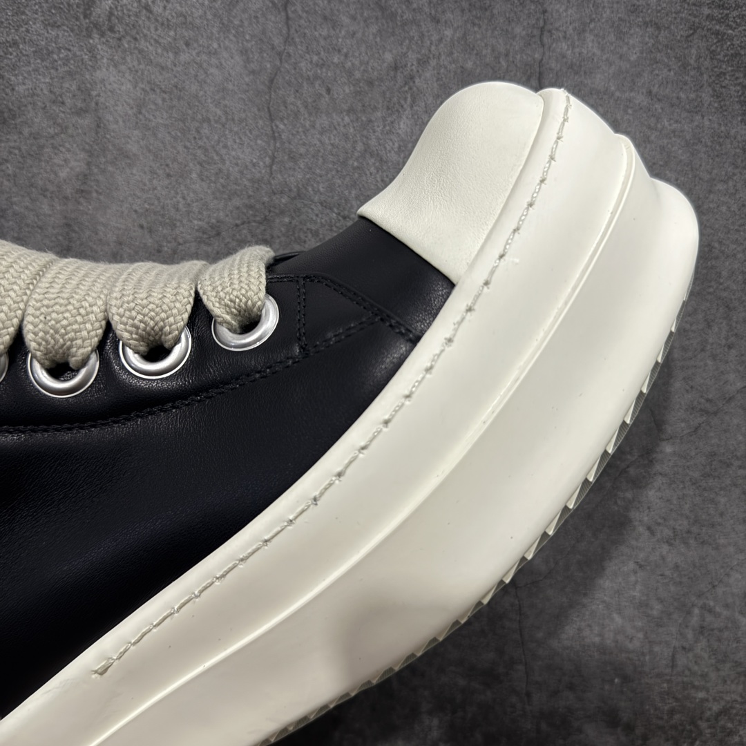 图片[6]-【莞顶渠道】瑞克 欧文斯Rick owens 主线 经典西瓜头 RO低帮厚底粗绑带纯黑皮面高帮 进口原料牛皮 莞产超级顶货 新配色陆续上架 产品只会越做越漂亮💯 鞋头采用原版一致工艺 又翘又歪的效果目前这个技术市面上的任何版本都达不到这个效果 私模开发 细节一步到位不敢说百分百💯保证有百分之98还原 慢工出细活 好的产品不怕晚 这次的开发针对艺术家 收藏家 高品质 的人群 水染粒面小牛皮材质，和针车间距都是极致还原！ 顶级头层的小牛皮，质感无敌，奢侈品的触感！ 定制品牌logo的拉链！超大一比一规格礼盒装，重达3斤以上，外加定制欧文斯保护盒！ 配有日文、英文，双语种配件卡片！细节诠释，一件不落。 鞋盒翻盖 三标，正面+底部都一一做到！虽然增加不了实质的成本，但是打磨产品的细节，再微小也会还原！ 尺码：35 36 37 38 39 40 41 42 43 44 45 46-选品中心