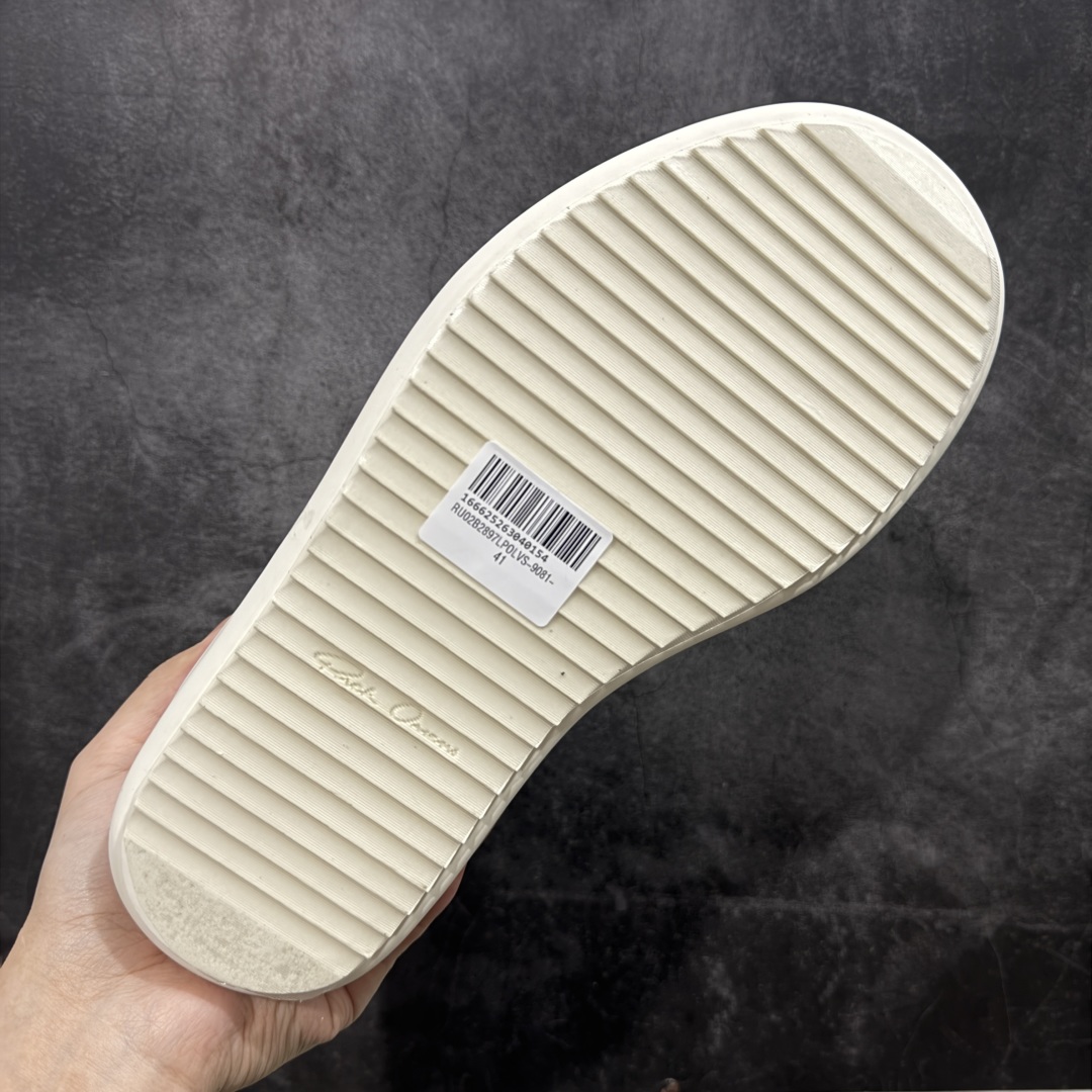 图片[9]-【莞顶渠道】瑞克 欧文斯Rick owens 主线 经典西瓜头 RO低帮厚底粗绑带纯黑皮面高帮 进口原料牛皮 莞产超级顶货 新配色陆续上架 产品只会越做越漂亮💯 鞋头采用原版一致工艺 又翘又歪的效果目前这个技术市面上的任何版本都达不到这个效果 私模开发 细节一步到位不敢说百分百💯保证有百分之98还原 慢工出细活 好的产品不怕晚 这次的开发针对艺术家 收藏家 高品质 的人群 水染粒面小牛皮材质，和针车间距都是极致还原！ 顶级头层的小牛皮，质感无敌，奢侈品的触感！ 定制品牌logo的拉链！超大一比一规格礼盒装，重达3斤以上，外加定制欧文斯保护盒！ 配有日文、英文，双语种配件卡片！细节诠释，一件不落。 鞋盒翻盖 三标，正面+底部都一一做到！虽然增加不了实质的成本，但是打磨产品的细节，再微小也会还原！ 尺码：35 36 37 38 39 40 41 42 43 44 45 46-选品中心