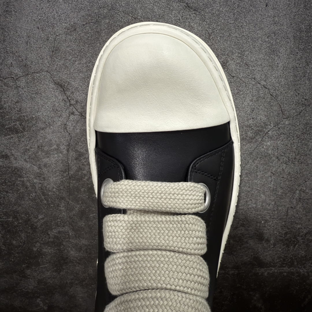 图片[5]-【莞顶渠道】瑞克 欧文斯Rick owens 主线 经典西瓜头 RO低帮厚底粗绑带纯黑皮面高帮 进口原料牛皮 莞产超级顶货 新配色陆续上架 产品只会越做越漂亮💯 鞋头采用原版一致工艺 又翘又歪的效果目前这个技术市面上的任何版本都达不到这个效果 私模开发 细节一步到位不敢说百分百💯保证有百分之98还原 慢工出细活 好的产品不怕晚 这次的开发针对艺术家 收藏家 高品质 的人群 水染粒面小牛皮材质，和针车间距都是极致还原！ 顶级头层的小牛皮，质感无敌，奢侈品的触感！ 定制品牌logo的拉链！超大一比一规格礼盒装，重达3斤以上，外加定制欧文斯保护盒！ 配有日文、英文，双语种配件卡片！细节诠释，一件不落。 鞋盒翻盖 三标，正面+底部都一一做到！虽然增加不了实质的成本，但是打磨产品的细节，再微小也会还原！ 尺码：35 36 37 38 39 40 41 42 43 44 45 46-选品中心