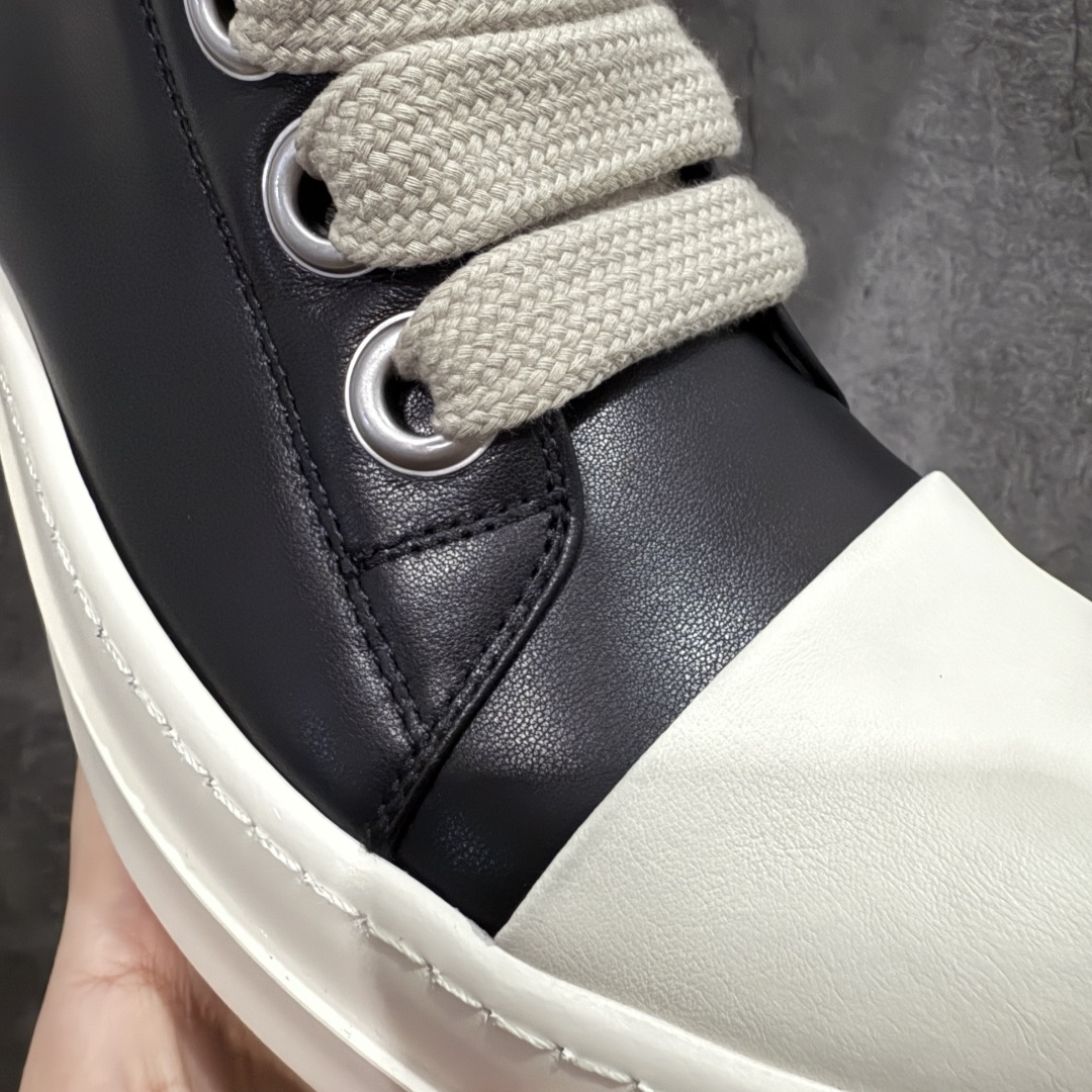 图片[4]-【莞顶渠道】瑞克 欧文斯Rick owens 主线 经典西瓜头 RO低帮厚底粗绑带纯黑皮面高帮 进口原料牛皮 莞产超级顶货 新配色陆续上架 产品只会越做越漂亮💯 鞋头采用原版一致工艺 又翘又歪的效果目前这个技术市面上的任何版本都达不到这个效果 私模开发 细节一步到位不敢说百分百💯保证有百分之98还原 慢工出细活 好的产品不怕晚 这次的开发针对艺术家 收藏家 高品质 的人群 水染粒面小牛皮材质，和针车间距都是极致还原！ 顶级头层的小牛皮，质感无敌，奢侈品的触感！ 定制品牌logo的拉链！超大一比一规格礼盒装，重达3斤以上，外加定制欧文斯保护盒！ 配有日文、英文，双语种配件卡片！细节诠释，一件不落。 鞋盒翻盖 三标，正面+底部都一一做到！虽然增加不了实质的成本，但是打磨产品的细节，再微小也会还原！ 尺码：35 36 37 38 39 40 41 42 43 44 45 46-选品中心