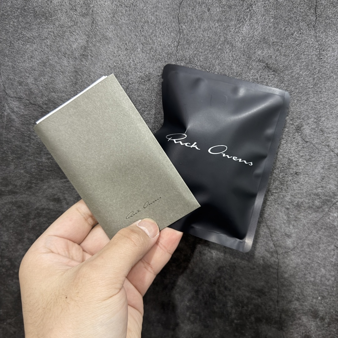 图片[9]-【莞顶渠道】瑞克 欧文斯Rick owens 主线 经典西瓜头 RO低帮厚底粗绑带纯黑皮面高帮 进口原料牛皮 莞产超级顶货 新配色陆续上架 产品只会越做越漂亮💯 鞋头采用原版一致工艺 又翘又歪的效果目前这个技术市面上的任何版本都达不到这个效果 私模开发 细节一步到位不敢说百分百💯保证有百分之98还原 慢工出细活 好的产品不怕晚 这次的开发针对艺术家 收藏家 高品质 的人群 水染粒面小牛皮材质，和针车间距都是极致还原！ 顶级头层的小牛皮，质感无敌，奢侈品的触感！ 定制品牌logo的拉链！超大一比一规格礼盒装，重达3斤以上，外加定制欧文斯保护盒！ 配有日文、英文，双语种配件卡片！细节诠释，一件不落。 鞋盒翻盖 三标，正面+底部都一一做到！虽然增加不了实质的成本，但是打磨产品的细节，再微小也会还原！ 尺码：35 36 37 38 39 40 41 42 43 44 45 46-选品中心