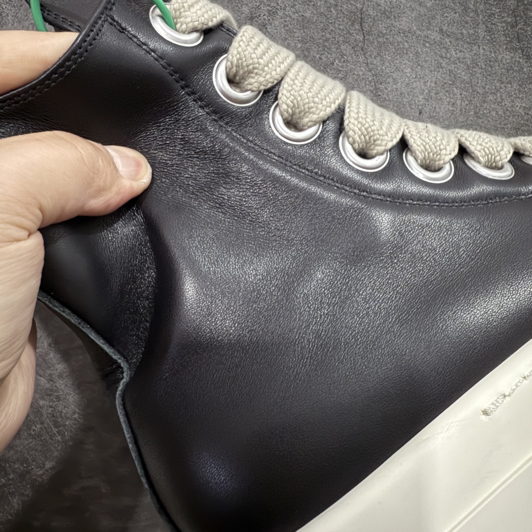 图片[3]-【莞顶渠道】瑞克 欧文斯Rick owens 主线 经典西瓜头 RO低帮厚底粗绑带纯黑皮面高帮 进口原料牛皮 莞产超级顶货 新配色陆续上架 产品只会越做越漂亮💯 鞋头采用原版一致工艺 又翘又歪的效果目前这个技术市面上的任何版本都达不到这个效果 私模开发 细节一步到位不敢说百分百💯保证有百分之98还原 慢工出细活 好的产品不怕晚 这次的开发针对艺术家 收藏家 高品质 的人群 水染粒面小牛皮材质，和针车间距都是极致还原！ 顶级头层的小牛皮，质感无敌，奢侈品的触感！ 定制品牌logo的拉链！超大一比一规格礼盒装，重达3斤以上，外加定制欧文斯保护盒！ 配有日文、英文，双语种配件卡片！细节诠释，一件不落。 鞋盒翻盖 三标，正面+底部都一一做到！虽然增加不了实质的成本，但是打磨产品的细节，再微小也会还原！ 尺码：35 36 37 38 39 40 41 42 43 44 45 46-选品中心