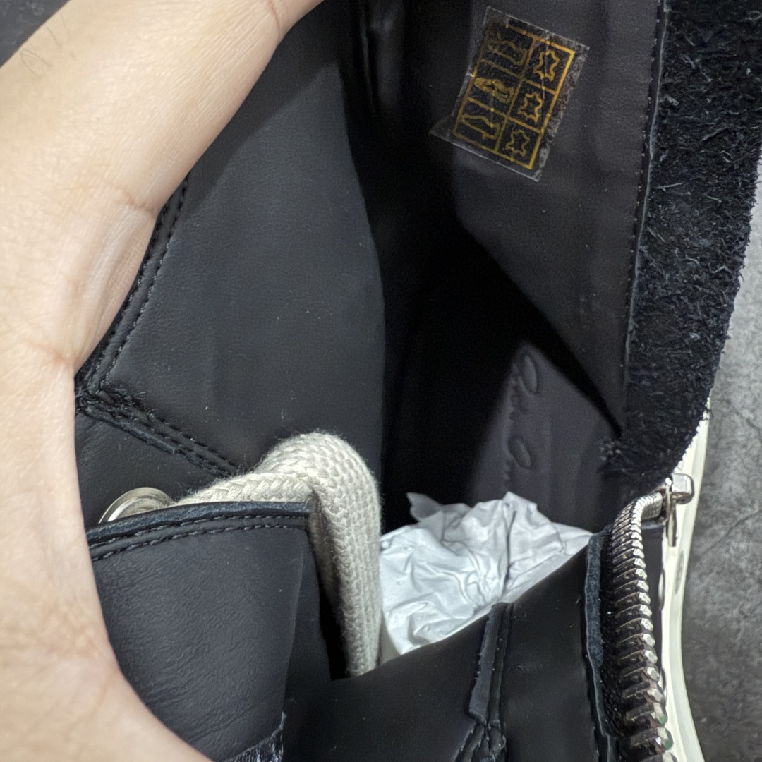 图片[6]-【莞顶渠道】瑞克 欧文斯Rick owens 主线 经典西瓜头 RO低帮厚底粗绑带纯黑皮面高帮 进口原料牛皮 莞产超级顶货 新配色陆续上架 产品只会越做越漂亮💯 鞋头采用原版一致工艺 又翘又歪的效果目前这个技术市面上的任何版本都达不到这个效果 私模开发 细节一步到位不敢说百分百💯保证有百分之98还原 慢工出细活 好的产品不怕晚 这次的开发针对艺术家 收藏家 高品质 的人群 水染粒面小牛皮材质，和针车间距都是极致还原！ 顶级头层的小牛皮，质感无敌，奢侈品的触感！ 定制品牌logo的拉链！超大一比一规格礼盒装，重达3斤以上，外加定制欧文斯保护盒！ 配有日文、英文，双语种配件卡片！细节诠释，一件不落。 鞋盒翻盖 三标，正面+底部都一一做到！虽然增加不了实质的成本，但是打磨产品的细节，再微小也会还原！ 尺码：35 36 37 38 39 40 41 42 43 44 45 46-选品中心