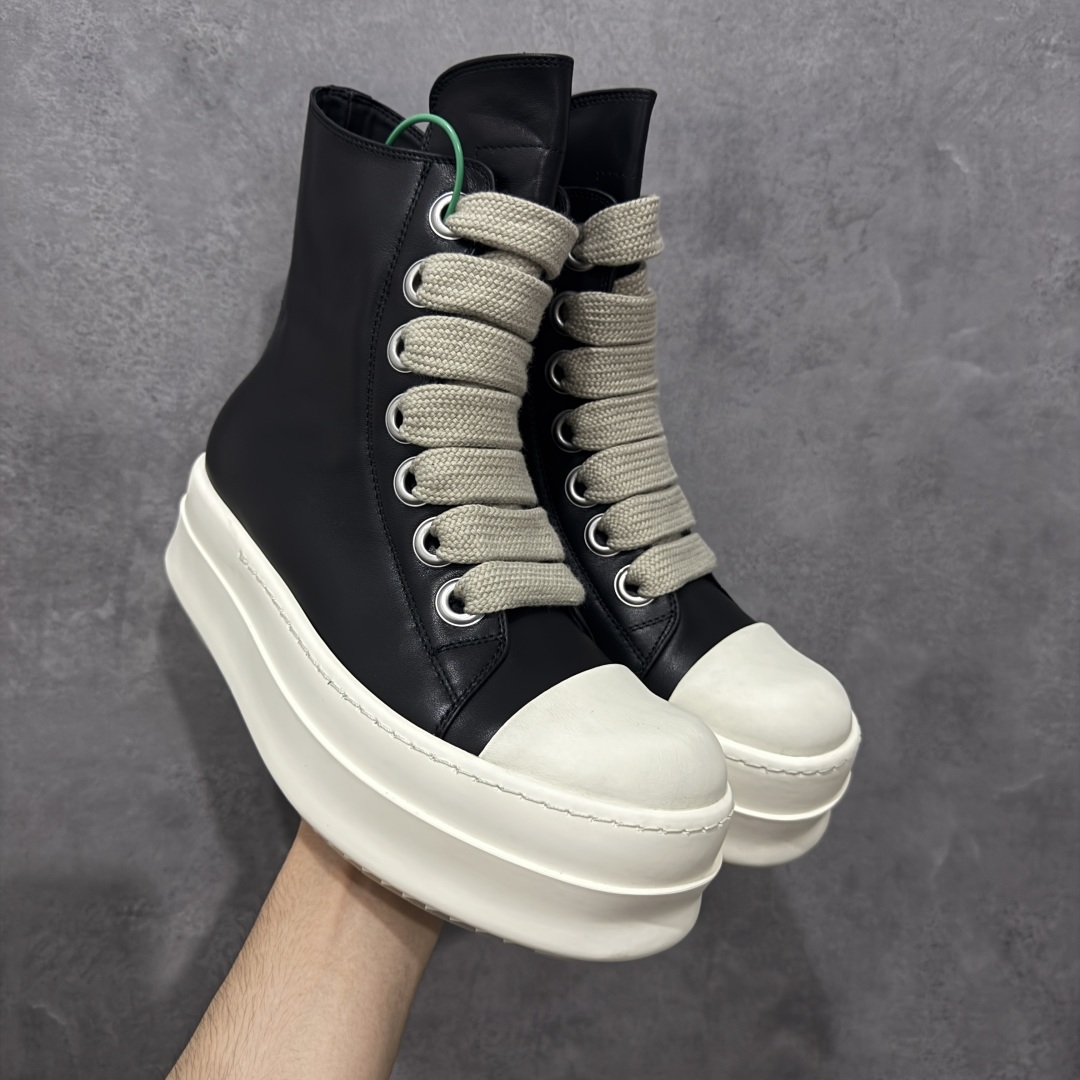 【莞顶渠道】瑞克 欧文斯Rick owens 主线 经典西瓜头 RO低帮厚底粗绑带纯黑皮面高帮 进口原料牛皮 莞产超级顶货 新配色陆续上架 产品只会越做越漂亮💯 鞋头采用原版一致工艺 又翘又歪的效果目前这个技术市面上的任何版本都达不到这个效果 私模开发 细节一步到位不敢说百分百💯保证有百分之98还原 慢工出细活 好的产品不怕晚 这次的开发针对艺术家 收藏家 高品质 的人群 水染粒面小牛皮材质,和针车间距都是极致还原! 顶级头层的小牛皮,质感无敌,奢侈品的触感! 定制品牌logo的拉链!超大一比一规格礼盒装,重达3斤以上,外加定制欧文斯保护盒! 配有日文、英文,双语种配件卡片!细节诠释,一件不落。 鞋盒翻盖 三标,正面+底部都一一做到!虽然增加不了实质的成本,但是打磨产品的细节,再微小也会还原! 尺码:35 36 37 38 39 40 41 42 43 44 45 46-选品中心