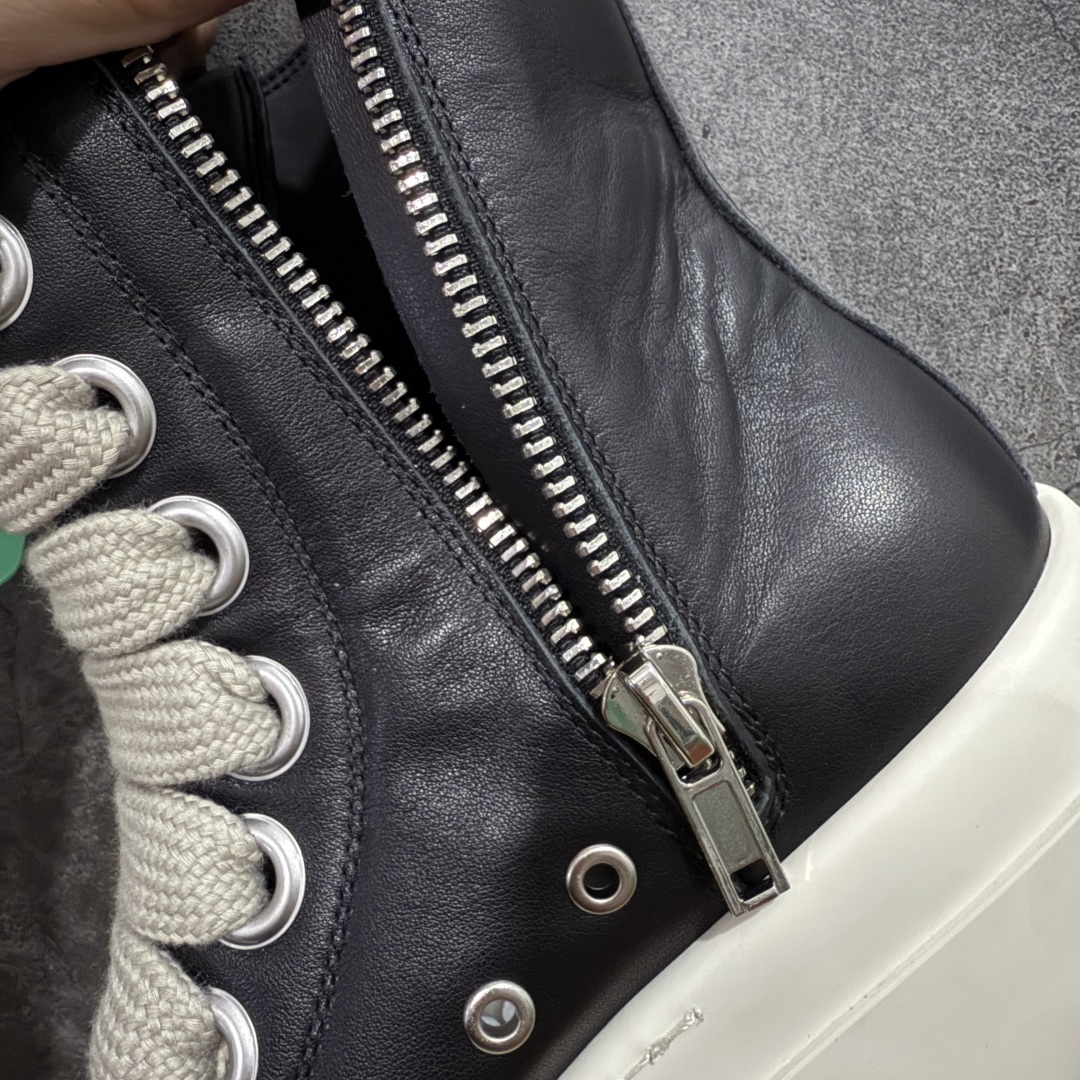 图片[7]-【莞顶渠道】瑞克 欧文斯Rick owens 主线 经典西瓜头 RO低帮厚底粗绑带纯黑皮面高帮 进口原料牛皮 莞产超级顶货 新配色陆续上架 产品只会越做越漂亮💯 鞋头采用原版一致工艺 又翘又歪的效果目前这个技术市面上的任何版本都达不到这个效果 私模开发 细节一步到位不敢说百分百💯保证有百分之98还原 慢工出细活 好的产品不怕晚 这次的开发针对艺术家 收藏家 高品质 的人群 水染粒面小牛皮材质，和针车间距都是极致还原！ 顶级头层的小牛皮，质感无敌，奢侈品的触感！ 定制品牌logo的拉链！超大一比一规格礼盒装，重达3斤以上，外加定制欧文斯保护盒！ 配有日文、英文，双语种配件卡片！细节诠释，一件不落。 鞋盒翻盖 三标，正面+底部都一一做到！虽然增加不了实质的成本，但是打磨产品的细节，再微小也会还原！ 尺码：35 36 37 38 39 40 41 42 43 44 45 46-选品中心