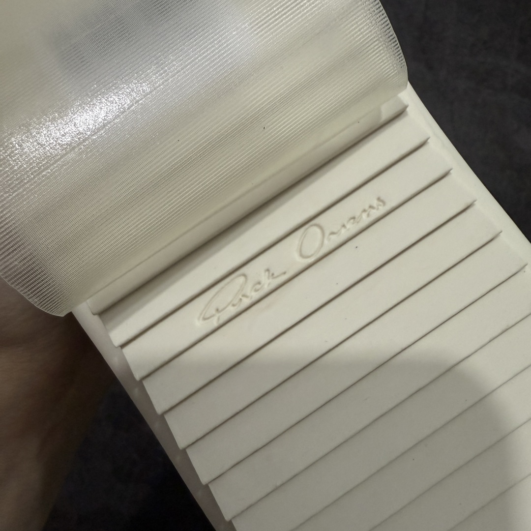 图片[8]-【莞顶渠道】瑞克 欧文斯Rick owens 主线 经典西瓜头 RO低帮厚底粗绑带纯黑皮面高帮 进口原料牛皮 莞产超级顶货 新配色陆续上架 产品只会越做越漂亮💯 鞋头采用原版一致工艺 又翘又歪的效果目前这个技术市面上的任何版本都达不到这个效果 私模开发 细节一步到位不敢说百分百💯保证有百分之98还原 慢工出细活 好的产品不怕晚 这次的开发针对艺术家 收藏家 高品质 的人群 水染粒面小牛皮材质，和针车间距都是极致还原！ 顶级头层的小牛皮，质感无敌，奢侈品的触感！ 定制品牌logo的拉链！超大一比一规格礼盒装，重达3斤以上，外加定制欧文斯保护盒！ 配有日文、英文，双语种配件卡片！细节诠释，一件不落。 鞋盒翻盖 三标，正面+底部都一一做到！虽然增加不了实质的成本，但是打磨产品的细节，再微小也会还原！ 尺码：35 36 37 38 39 40 41 42 43 44 45 46-选品中心