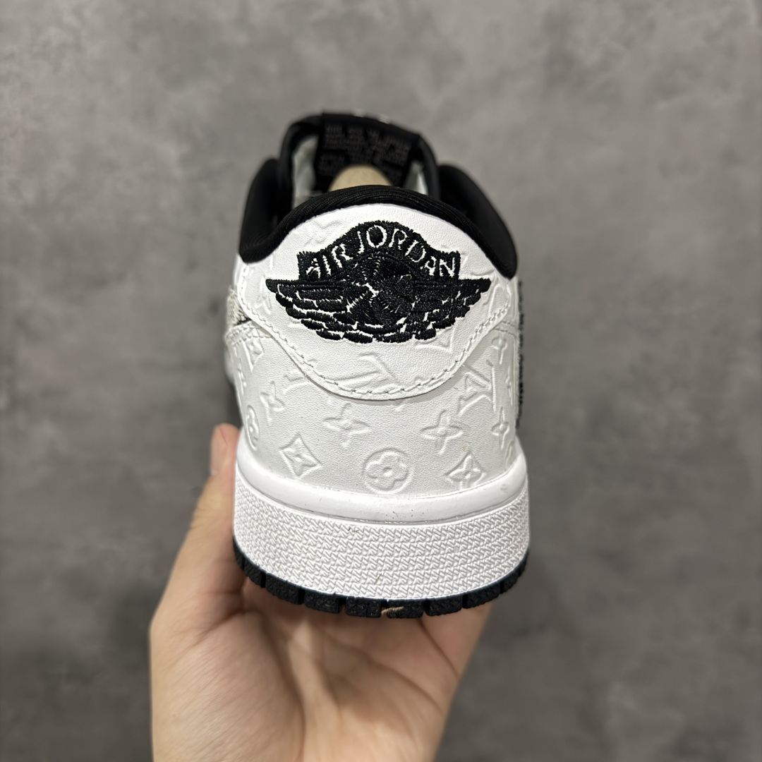 图片[4]-【定制版】TS x Air Jordan x Louis Vuitton AJ1 Low 倒钩低帮LV联名-白印花 定制配色 原厂内置气垫魔块 A模大底 头层小牛皮 鞋舌AJ原厂专用牛津布+AJ专用反口珍珠布+原厂无杂质高弹内里海棉+特殊封边弹力鞋带 货号： XS2025-077 尺码：36 36.5 37.5 38 38.5 39 40 40.5 41 42 42.5 43 44 44.5 45-选品中心