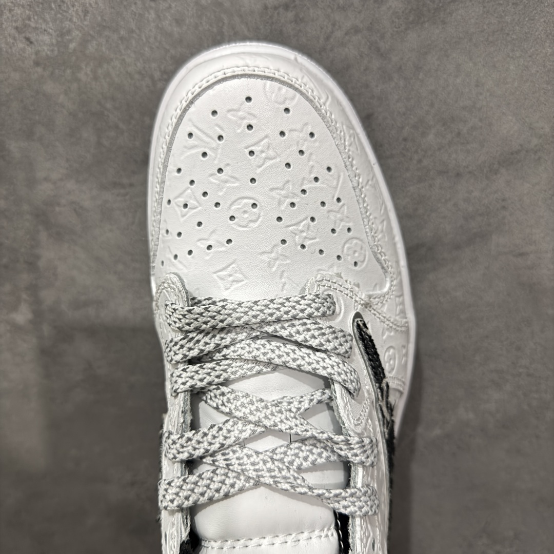 图片[5]-【定制版】TS x Air Jordan x Louis Vuitton AJ1 Low 倒钩低帮LV联名-白印花 定制配色 原厂内置气垫魔块 A模大底 头层小牛皮 鞋舌AJ原厂专用牛津布+AJ专用反口珍珠布+原厂无杂质高弹内里海棉+特殊封边弹力鞋带 货号： XS2025-077 尺码：36 36.5 37.5 38 38.5 39 40 40.5 41 42 42.5 43 44 44.5 45-选品中心