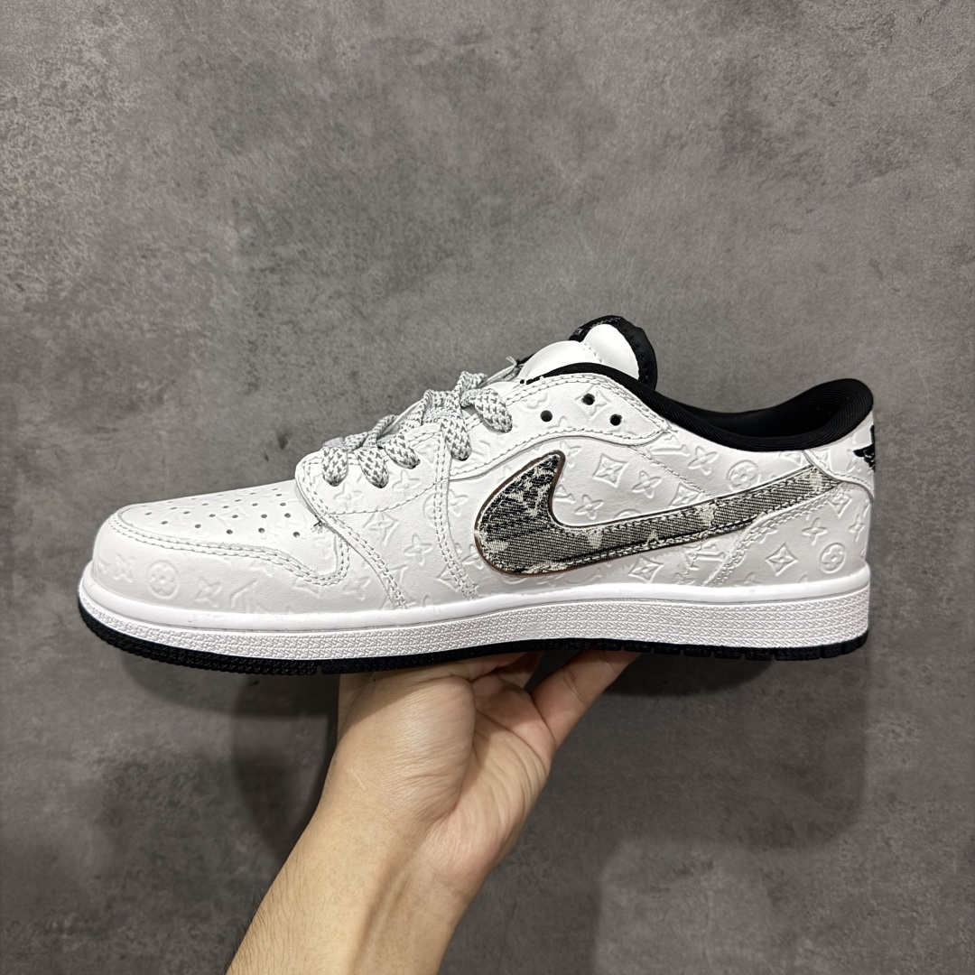 图片[2]-【定制版】TS x Air Jordan x Louis Vuitton AJ1 Low 倒钩低帮LV联名-白印花 定制配色 原厂内置气垫魔块 A模大底 头层小牛皮 鞋舌AJ原厂专用牛津布+AJ专用反口珍珠布+原厂无杂质高弹内里海棉+特殊封边弹力鞋带 货号： XS2025-077 尺码：36 36.5 37.5 38 38.5 39 40 40.5 41 42 42.5 43 44 44.5 45-选品中心