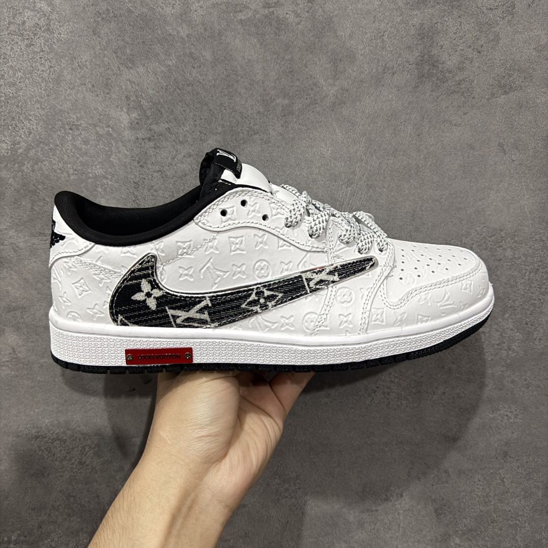 【定制版】TS x Air Jordan x Louis Vuitton AJ1 Low 倒钩低帮LV联名-白印花 定制配色 原厂内置气垫魔块 A模大底 头层小牛皮 鞋舌AJ原厂专用牛津布+AJ专用反口珍珠布+原厂无杂质高弹内里海棉+特殊封边弹力鞋带 货号: XS2025-077 尺码:36 36.5 37.5 38 38.5 39 40 40.5 41 42 42.5 43 44 44.5 45-选品中心