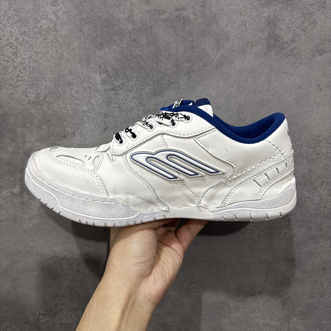 图片[2]-【性价比H版】Balenciaga Hamptons Worn-Out 巴黎世家十八18代 涤纶（聚酯纤维）牛皮革 圆头系带 低帮 生活休闲鞋板鞋 最强性价比 头层皮料 原纸板楦头开发 最原汁原味的版型 胶水把控整洁度完美 每一双都是工艺品 多重QC质检 原盒原配 正确字体电绣 粗细、位置、大小正确 侧边TPU 透气孔匹配意产原版 正确分离大底 TPU软底 原版一致大底LOGO 立体感十足 尺码：35 36 37 38 39 40 41 42 43 44 45 46-选品中心