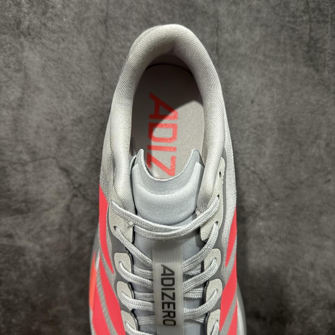 图片[8]-【渠道纯原】AD Adizero Eva SL M 零度进化版系列低帮轻便透气竞速休闲运动慢跑鞋 KI3381 全新版本出货 银红配色 品相相当完美 细节到位 全鞋均使用原材料 原档案打造 内置碳板 目前市场最强 欢迎对比 相信大家对去年 adidas 横空出世的「顶级超跑」adiZero Adios Pro EVO 1 记忆犹新！不仅登顶阿迪史上最轻跑鞋宝座，更在接下来的全球马拉松赛事中，持续书写着惊人成绩，被网友戏称新一代「阿迪神鞋」全网刷屏！极简设计语言与强烈速度感和存在感的鞋侧三线，让人过目不忘，特别种草！其中定位于中长跑训练的 adidas Adizero Evo SL，整体外观造型与 adiZero Adios Pro EVO 1 非常相似。中底配置方面搭载全掌 Lightstrike Pro，鞋面采用透气网面示人，契合日常训练鞋的定位，更加耐用。外底给到了马牌橡胶，及类似上代竞速旗舰 adidas Adizero Adios Pro 3 区域分布。整体看下来无论是外观的鲜明辨识度，还是配置的扎实程度都很顶。 尺码： 40 40⅔ 41⅓ 42 42⅔ 43⅓ 44 45-选品中心