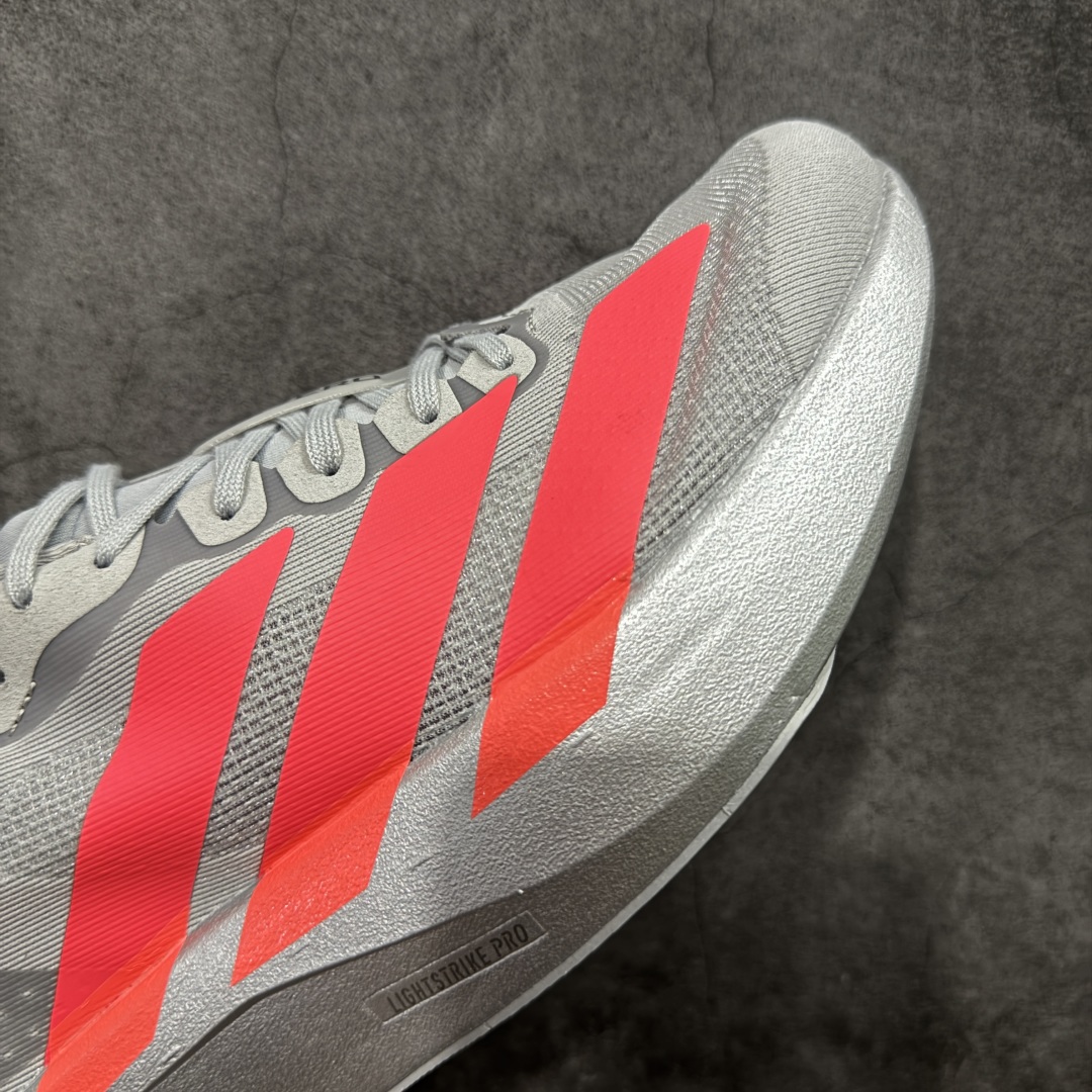 图片[6]-【渠道纯原】AD Adizero Eva SL M 零度进化版系列低帮轻便透气竞速休闲运动慢跑鞋 KI3381 全新版本出货 银红配色 品相相当完美 细节到位 全鞋均使用原材料 原档案打造 内置碳板 目前市场最强 欢迎对比 相信大家对去年 adidas 横空出世的「顶级超跑」adiZero Adios Pro EVO 1 记忆犹新！不仅登顶阿迪史上最轻跑鞋宝座，更在接下来的全球马拉松赛事中，持续书写着惊人成绩，被网友戏称新一代「阿迪神鞋」全网刷屏！极简设计语言与强烈速度感和存在感的鞋侧三线，让人过目不忘，特别种草！其中定位于中长跑训练的 adidas Adizero Evo SL，整体外观造型与 adiZero Adios Pro EVO 1 非常相似。中底配置方面搭载全掌 Lightstrike Pro，鞋面采用透气网面示人，契合日常训练鞋的定位，更加耐用。外底给到了马牌橡胶，及类似上代竞速旗舰 adidas Adizero Adios Pro 3 区域分布。整体看下来无论是外观的鲜明辨识度，还是配置的扎实程度都很顶。 尺码： 40 40⅔ 41⅓ 42 42⅔ 43⅓ 44 45-选品中心