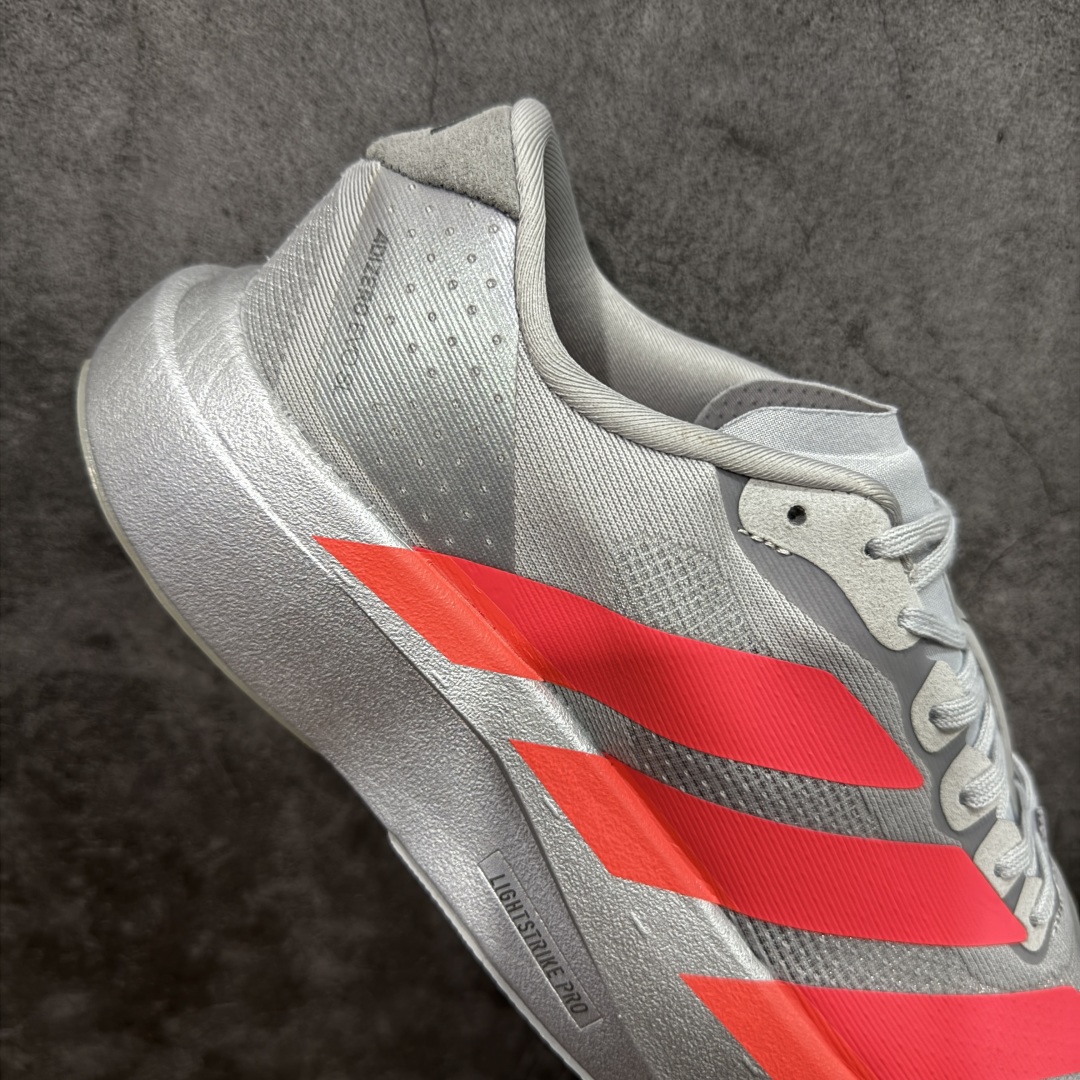 图片[7]-【渠道纯原】AD Adizero Eva SL M 零度进化版系列低帮轻便透气竞速休闲运动慢跑鞋 KI3381 全新版本出货 银红配色 品相相当完美 细节到位 全鞋均使用原材料 原档案打造 内置碳板 目前市场最强 欢迎对比 相信大家对去年 adidas 横空出世的「顶级超跑」adiZero Adios Pro EVO 1 记忆犹新！不仅登顶阿迪史上最轻跑鞋宝座，更在接下来的全球马拉松赛事中，持续书写着惊人成绩，被网友戏称新一代「阿迪神鞋」全网刷屏！极简设计语言与强烈速度感和存在感的鞋侧三线，让人过目不忘，特别种草！其中定位于中长跑训练的 adidas Adizero Evo SL，整体外观造型与 adiZero Adios Pro EVO 1 非常相似。中底配置方面搭载全掌 Lightstrike Pro，鞋面采用透气网面示人，契合日常训练鞋的定位，更加耐用。外底给到了马牌橡胶，及类似上代竞速旗舰 adidas Adizero Adios Pro 3 区域分布。整体看下来无论是外观的鲜明辨识度，还是配置的扎实程度都很顶。 尺码： 40 40⅔ 41⅓ 42 42⅔ 43⅓ 44 45-选品中心