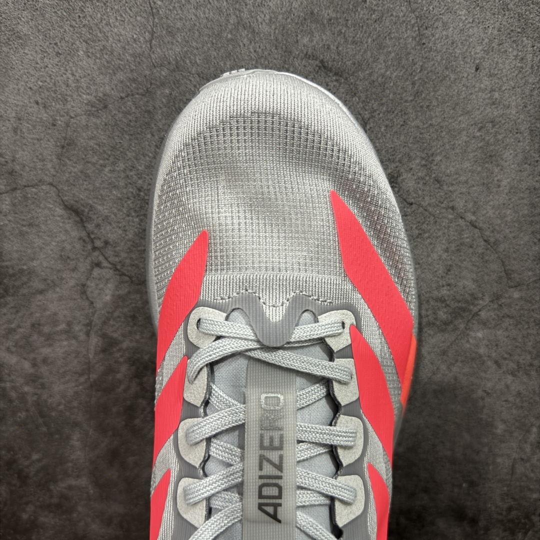 图片[5]-【渠道纯原】AD Adizero Eva SL M 零度进化版系列低帮轻便透气竞速休闲运动慢跑鞋 KI3381 全新版本出货 银红配色 品相相当完美 细节到位 全鞋均使用原材料 原档案打造 内置碳板 目前市场最强 欢迎对比 相信大家对去年 adidas 横空出世的「顶级超跑」adiZero Adios Pro EVO 1 记忆犹新！不仅登顶阿迪史上最轻跑鞋宝座，更在接下来的全球马拉松赛事中，持续书写着惊人成绩，被网友戏称新一代「阿迪神鞋」全网刷屏！极简设计语言与强烈速度感和存在感的鞋侧三线，让人过目不忘，特别种草！其中定位于中长跑训练的 adidas Adizero Evo SL，整体外观造型与 adiZero Adios Pro EVO 1 非常相似。中底配置方面搭载全掌 Lightstrike Pro，鞋面采用透气网面示人，契合日常训练鞋的定位，更加耐用。外底给到了马牌橡胶，及类似上代竞速旗舰 adidas Adizero Adios Pro 3 区域分布。整体看下来无论是外观的鲜明辨识度，还是配置的扎实程度都很顶。 尺码： 40 40⅔ 41⅓ 42 42⅔ 43⅓ 44 45-选品中心