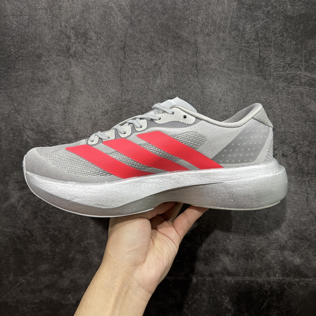 图片[2]-【渠道纯原】AD Adizero Eva SL M 零度进化版系列低帮轻便透气竞速休闲运动慢跑鞋 KI3381 全新版本出货 银红配色 品相相当完美 细节到位 全鞋均使用原材料 原档案打造 内置碳板 目前市场最强 欢迎对比 相信大家对去年 adidas 横空出世的「顶级超跑」adiZero Adios Pro EVO 1 记忆犹新！不仅登顶阿迪史上最轻跑鞋宝座，更在接下来的全球马拉松赛事中，持续书写着惊人成绩，被网友戏称新一代「阿迪神鞋」全网刷屏！极简设计语言与强烈速度感和存在感的鞋侧三线，让人过目不忘，特别种草！其中定位于中长跑训练的 adidas Adizero Evo SL，整体外观造型与 adiZero Adios Pro EVO 1 非常相似。中底配置方面搭载全掌 Lightstrike Pro，鞋面采用透气网面示人，契合日常训练鞋的定位，更加耐用。外底给到了马牌橡胶，及类似上代竞速旗舰 adidas Adizero Adios Pro 3 区域分布。整体看下来无论是外观的鲜明辨识度，还是配置的扎实程度都很顶。 尺码： 40 40⅔ 41⅓ 42 42⅔ 43⅓ 44 45-选品中心