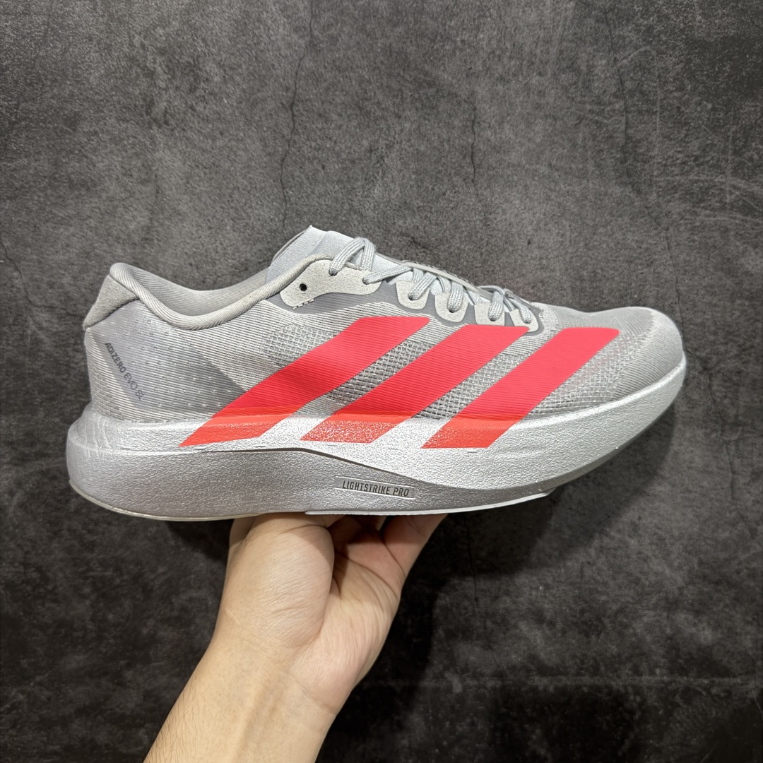 【渠道纯原】AD Adizero Eva SL M 零度进化版系列低帮轻便透气竞速休闲运动慢跑鞋 KI3381 全新版本出货 银红配色 品相相当完美 细节到位 全鞋均使用原材料 原档案打造 内置碳板 目前市场最强 欢迎对比 相信大家对去年 adidas 横空出世的「顶级超跑」adiZero Adios Pro EVO 1 记忆犹新!不仅登顶阿迪史上最轻跑鞋宝座,更在接下来的全球马拉松赛事中,持续书写着惊人成绩,被网友戏称新一代「阿迪神鞋」全网刷屏!极简设计语言与强烈速度感和存在感的鞋侧三线,让人过目不忘,特别种草!其中定位于中长跑训练的 adidas Adizero Evo SL,整体外观造型与 adiZero Adios Pro EVO 1 非常相似。中底配置方面搭载全掌 Lightstrike Pro,鞋面采用透气网面示人,契合日常训练鞋的定位,更加耐用。外底给到了马牌橡胶,及类似上代竞速旗舰 adidas Adizero Adios Pro 3 区域分布。整体看下来无论是外观的鲜明辨识度,还是配置的扎实程度都很顶。 尺码: 40 40⅔ 41⅓ 42 42⅔ 43⅓ 44 45-选品中心