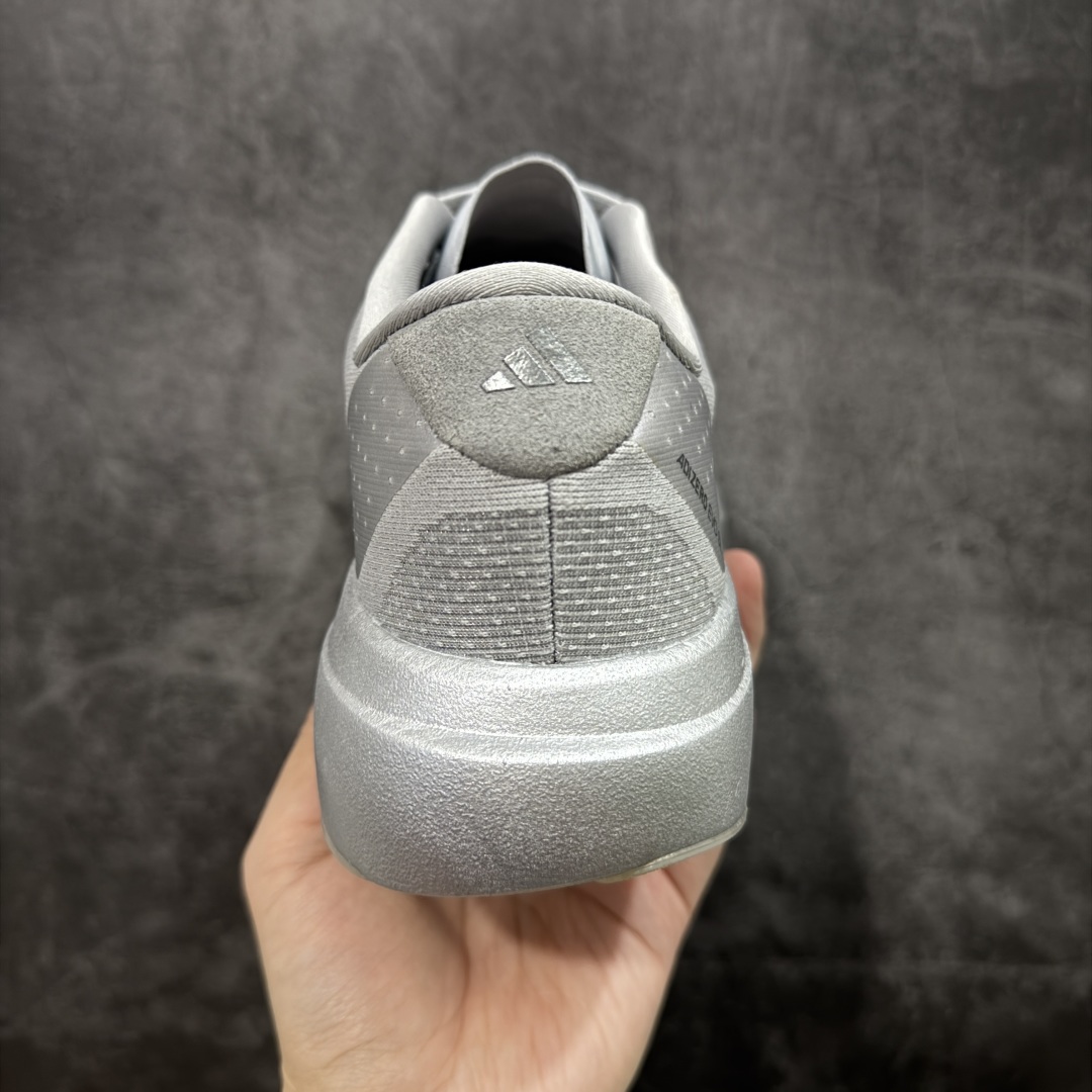 图片[4]-【渠道纯原】AD Adizero Eva SL M 零度进化版系列低帮轻便透气竞速休闲运动慢跑鞋 KI3381 全新版本出货 银红配色 品相相当完美 细节到位 全鞋均使用原材料 原档案打造 内置碳板 目前市场最强 欢迎对比 相信大家对去年 adidas 横空出世的「顶级超跑」adiZero Adios Pro EVO 1 记忆犹新！不仅登顶阿迪史上最轻跑鞋宝座，更在接下来的全球马拉松赛事中，持续书写着惊人成绩，被网友戏称新一代「阿迪神鞋」全网刷屏！极简设计语言与强烈速度感和存在感的鞋侧三线，让人过目不忘，特别种草！其中定位于中长跑训练的 adidas Adizero Evo SL，整体外观造型与 adiZero Adios Pro EVO 1 非常相似。中底配置方面搭载全掌 Lightstrike Pro，鞋面采用透气网面示人，契合日常训练鞋的定位，更加耐用。外底给到了马牌橡胶，及类似上代竞速旗舰 adidas Adizero Adios Pro 3 区域分布。整体看下来无论是外观的鲜明辨识度，还是配置的扎实程度都很顶。 尺码： 40 40⅔ 41⅓ 42 42⅔ 43⅓ 44 45-选品中心