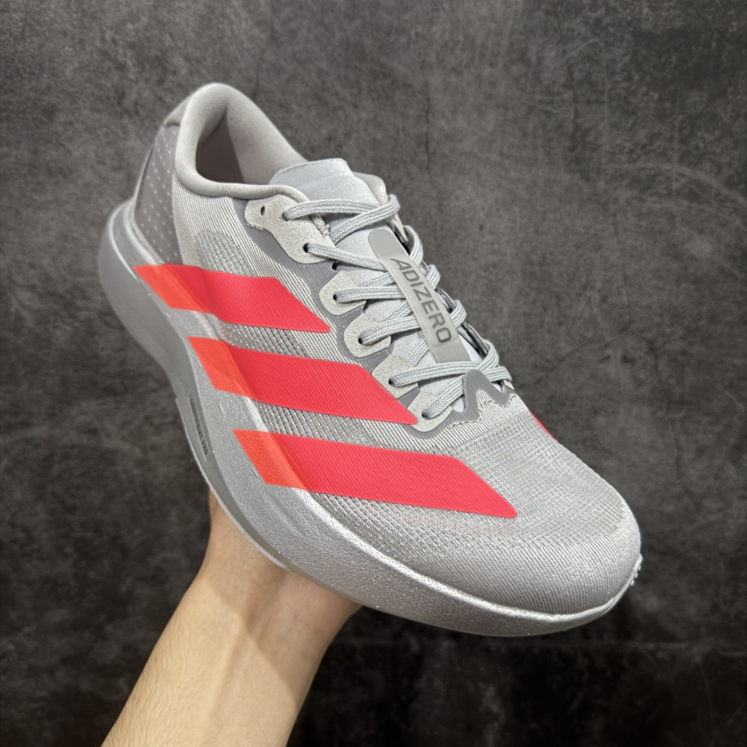 图片[3]-【渠道纯原】AD Adizero Eva SL M 零度进化版系列低帮轻便透气竞速休闲运动慢跑鞋 KI3381 全新版本出货 银红配色 品相相当完美 细节到位 全鞋均使用原材料 原档案打造 内置碳板 目前市场最强 欢迎对比 相信大家对去年 adidas 横空出世的「顶级超跑」adiZero Adios Pro EVO 1 记忆犹新！不仅登顶阿迪史上最轻跑鞋宝座，更在接下来的全球马拉松赛事中，持续书写着惊人成绩，被网友戏称新一代「阿迪神鞋」全网刷屏！极简设计语言与强烈速度感和存在感的鞋侧三线，让人过目不忘，特别种草！其中定位于中长跑训练的 adidas Adizero Evo SL，整体外观造型与 adiZero Adios Pro EVO 1 非常相似。中底配置方面搭载全掌 Lightstrike Pro，鞋面采用透气网面示人，契合日常训练鞋的定位，更加耐用。外底给到了马牌橡胶，及类似上代竞速旗舰 adidas Adizero Adios Pro 3 区域分布。整体看下来无论是外观的鲜明辨识度，还是配置的扎实程度都很顶。 尺码： 40 40⅔ 41⅓ 42 42⅔ 43⅓ 44 45-选品中心