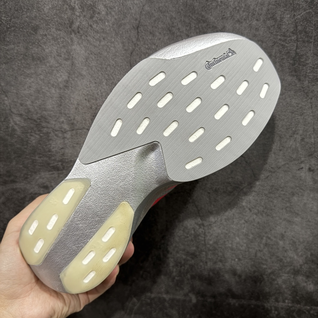 图片[9]-【渠道纯原】AD Adizero Eva SL M 零度进化版系列低帮轻便透气竞速休闲运动慢跑鞋 KI3381 全新版本出货 银红配色 品相相当完美 细节到位 全鞋均使用原材料 原档案打造 内置碳板 目前市场最强 欢迎对比 相信大家对去年 adidas 横空出世的「顶级超跑」adiZero Adios Pro EVO 1 记忆犹新！不仅登顶阿迪史上最轻跑鞋宝座，更在接下来的全球马拉松赛事中，持续书写着惊人成绩，被网友戏称新一代「阿迪神鞋」全网刷屏！极简设计语言与强烈速度感和存在感的鞋侧三线，让人过目不忘，特别种草！其中定位于中长跑训练的 adidas Adizero Evo SL，整体外观造型与 adiZero Adios Pro EVO 1 非常相似。中底配置方面搭载全掌 Lightstrike Pro，鞋面采用透气网面示人，契合日常训练鞋的定位，更加耐用。外底给到了马牌橡胶，及类似上代竞速旗舰 adidas Adizero Adios Pro 3 区域分布。整体看下来无论是外观的鲜明辨识度，还是配置的扎实程度都很顶。 尺码： 40 40⅔ 41⅓ 42 42⅔ 43⅓ 44 45-选品中心