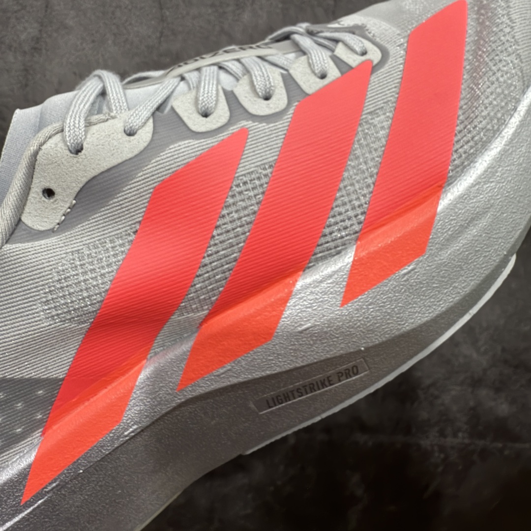 图片[4]-【渠道纯原】AD Adizero Eva SL M 零度进化版系列低帮轻便透气竞速休闲运动慢跑鞋 KI3381 全新版本出货 银红配色 品相相当完美 细节到位 全鞋均使用原材料 原档案打造 内置碳板 目前市场最强 欢迎对比 相信大家对去年 adidas 横空出世的「顶级超跑」adiZero Adios Pro EVO 1 记忆犹新！不仅登顶阿迪史上最轻跑鞋宝座，更在接下来的全球马拉松赛事中，持续书写着惊人成绩，被网友戏称新一代「阿迪神鞋」全网刷屏！极简设计语言与强烈速度感和存在感的鞋侧三线，让人过目不忘，特别种草！其中定位于中长跑训练的 adidas Adizero Evo SL，整体外观造型与 adiZero Adios Pro EVO 1 非常相似。中底配置方面搭载全掌 Lightstrike Pro，鞋面采用透气网面示人，契合日常训练鞋的定位，更加耐用。外底给到了马牌橡胶，及类似上代竞速旗舰 adidas Adizero Adios Pro 3 区域分布。整体看下来无论是外观的鲜明辨识度，还是配置的扎实程度都很顶。 尺码： 40 40⅔ 41⅓ 42 42⅔ 43⅓ 44 45-选品中心
