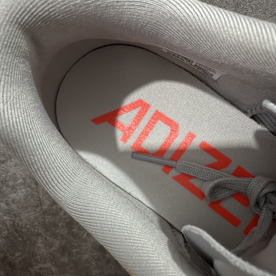 图片[7]-【渠道纯原】AD Adizero Eva SL M 零度进化版系列低帮轻便透气竞速休闲运动慢跑鞋 KI3381 全新版本出货 银红配色 品相相当完美 细节到位 全鞋均使用原材料 原档案打造 内置碳板 目前市场最强 欢迎对比 相信大家对去年 adidas 横空出世的「顶级超跑」adiZero Adios Pro EVO 1 记忆犹新！不仅登顶阿迪史上最轻跑鞋宝座，更在接下来的全球马拉松赛事中，持续书写着惊人成绩，被网友戏称新一代「阿迪神鞋」全网刷屏！极简设计语言与强烈速度感和存在感的鞋侧三线，让人过目不忘，特别种草！其中定位于中长跑训练的 adidas Adizero Evo SL，整体外观造型与 adiZero Adios Pro EVO 1 非常相似。中底配置方面搭载全掌 Lightstrike Pro，鞋面采用透气网面示人，契合日常训练鞋的定位，更加耐用。外底给到了马牌橡胶，及类似上代竞速旗舰 adidas Adizero Adios Pro 3 区域分布。整体看下来无论是外观的鲜明辨识度，还是配置的扎实程度都很顶。 尺码： 40 40⅔ 41⅓ 42 42⅔ 43⅓ 44 45-选品中心