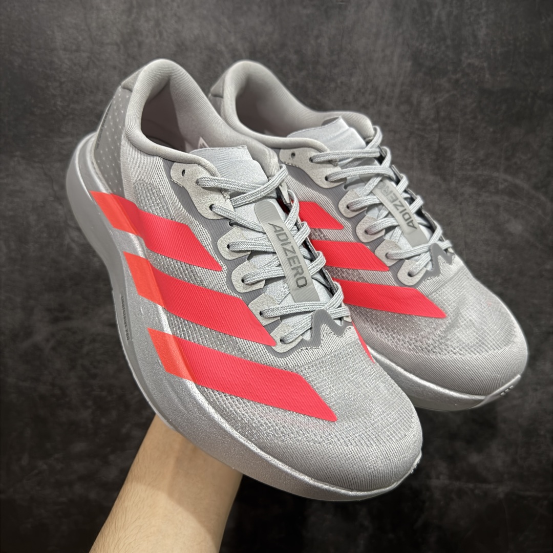【渠道纯原】AD Adizero Eva SL M 零度进化版系列低帮轻便透气竞速休闲运动慢跑鞋 KI3381 全新版本出货 银红配色 品相相当完美 细节到位 全鞋均使用原材料 原档案打造 内置碳板 目前市场最强 欢迎对比 相信大家对去年 adidas 横空出世的「顶级超跑」adiZero Adios Pro EVO 1 记忆犹新!不仅登顶阿迪史上最轻跑鞋宝座,更在接下来的全球马拉松赛事中,持续书写着惊人成绩,被网友戏称新一代「阿迪神鞋」全网刷屏!极简设计语言与强烈速度感和存在感的鞋侧三线,让人过目不忘,特别种草!其中定位于中长跑训练的 adidas Adizero Evo SL,整体外观造型与 adiZero Adios Pro EVO 1 非常相似。中底配置方面搭载全掌 Lightstrike Pro,鞋面采用透气网面示人,契合日常训练鞋的定位,更加耐用。外底给到了马牌橡胶,及类似上代竞速旗舰 adidas Adizero Adios Pro 3 区域分布。整体看下来无论是外观的鲜明辨识度,还是配置的扎实程度都很顶。 尺码: 40 40⅔ 41⅓ 42 42⅔ 43⅓ 44 45-选品中心