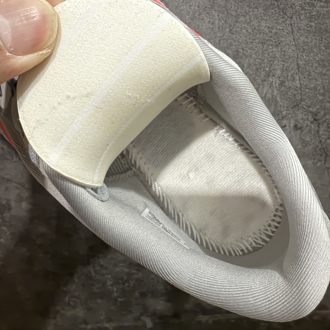 图片[8]-【渠道纯原】AD Adizero Eva SL M 零度进化版系列低帮轻便透气竞速休闲运动慢跑鞋 KI3381 全新版本出货 银红配色 品相相当完美 细节到位 全鞋均使用原材料 原档案打造 内置碳板 目前市场最强 欢迎对比 相信大家对去年 adidas 横空出世的「顶级超跑」adiZero Adios Pro EVO 1 记忆犹新！不仅登顶阿迪史上最轻跑鞋宝座，更在接下来的全球马拉松赛事中，持续书写着惊人成绩，被网友戏称新一代「阿迪神鞋」全网刷屏！极简设计语言与强烈速度感和存在感的鞋侧三线，让人过目不忘，特别种草！其中定位于中长跑训练的 adidas Adizero Evo SL，整体外观造型与 adiZero Adios Pro EVO 1 非常相似。中底配置方面搭载全掌 Lightstrike Pro，鞋面采用透气网面示人，契合日常训练鞋的定位，更加耐用。外底给到了马牌橡胶，及类似上代竞速旗舰 adidas Adizero Adios Pro 3 区域分布。整体看下来无论是外观的鲜明辨识度，还是配置的扎实程度都很顶。 尺码： 40 40⅔ 41⅓ 42 42⅔ 43⅓ 44 45-选品中心