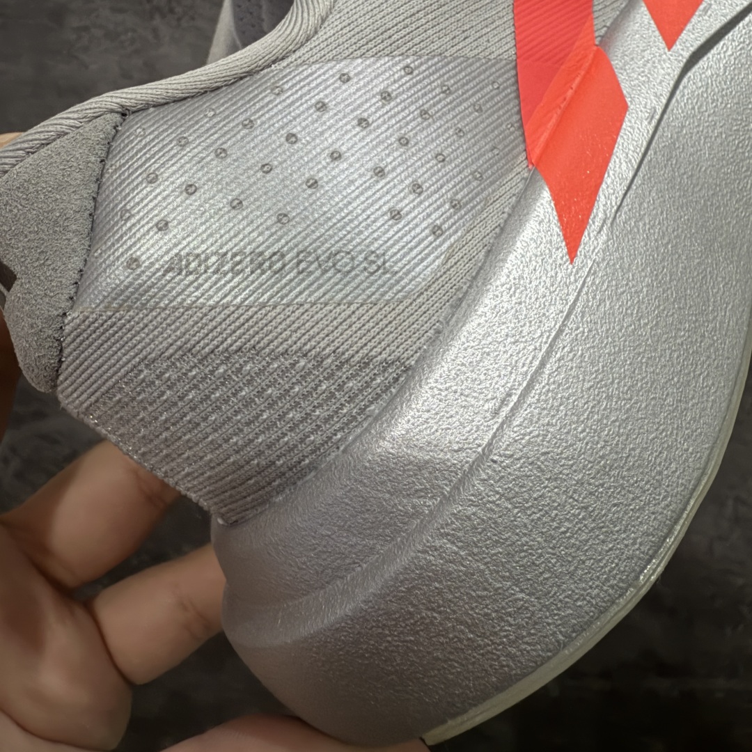 图片[3]-【渠道纯原】AD Adizero Eva SL M 零度进化版系列低帮轻便透气竞速休闲运动慢跑鞋 KI3381 全新版本出货 银红配色 品相相当完美 细节到位 全鞋均使用原材料 原档案打造 内置碳板 目前市场最强 欢迎对比 相信大家对去年 adidas 横空出世的「顶级超跑」adiZero Adios Pro EVO 1 记忆犹新！不仅登顶阿迪史上最轻跑鞋宝座，更在接下来的全球马拉松赛事中，持续书写着惊人成绩，被网友戏称新一代「阿迪神鞋」全网刷屏！极简设计语言与强烈速度感和存在感的鞋侧三线，让人过目不忘，特别种草！其中定位于中长跑训练的 adidas Adizero Evo SL，整体外观造型与 adiZero Adios Pro EVO 1 非常相似。中底配置方面搭载全掌 Lightstrike Pro，鞋面采用透气网面示人，契合日常训练鞋的定位，更加耐用。外底给到了马牌橡胶，及类似上代竞速旗舰 adidas Adizero Adios Pro 3 区域分布。整体看下来无论是外观的鲜明辨识度，还是配置的扎实程度都很顶。 尺码： 40 40⅔ 41⅓ 42 42⅔ 43⅓ 44 45-选品中心