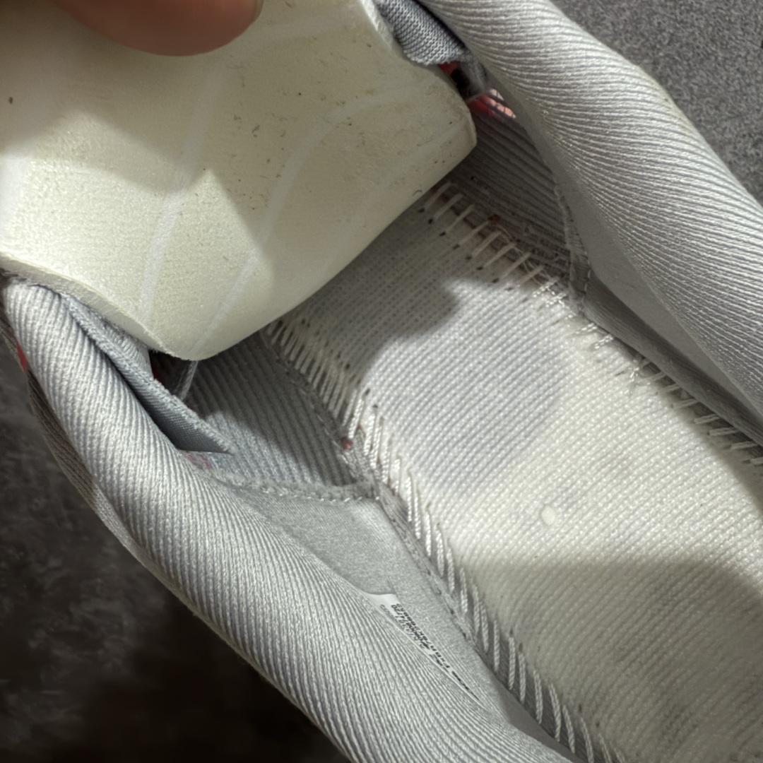 图片[9]-【渠道纯原】AD Adizero Eva SL M 零度进化版系列低帮轻便透气竞速休闲运动慢跑鞋 KI3381 全新版本出货 银红配色 品相相当完美 细节到位 全鞋均使用原材料 原档案打造 内置碳板 目前市场最强 欢迎对比 相信大家对去年 adidas 横空出世的「顶级超跑」adiZero Adios Pro EVO 1 记忆犹新！不仅登顶阿迪史上最轻跑鞋宝座，更在接下来的全球马拉松赛事中，持续书写着惊人成绩，被网友戏称新一代「阿迪神鞋」全网刷屏！极简设计语言与强烈速度感和存在感的鞋侧三线，让人过目不忘，特别种草！其中定位于中长跑训练的 adidas Adizero Evo SL，整体外观造型与 adiZero Adios Pro EVO 1 非常相似。中底配置方面搭载全掌 Lightstrike Pro，鞋面采用透气网面示人，契合日常训练鞋的定位，更加耐用。外底给到了马牌橡胶，及类似上代竞速旗舰 adidas Adizero Adios Pro 3 区域分布。整体看下来无论是外观的鲜明辨识度，还是配置的扎实程度都很顶。 尺码： 40 40⅔ 41⅓ 42 42⅔ 43⅓ 44 45-选品中心