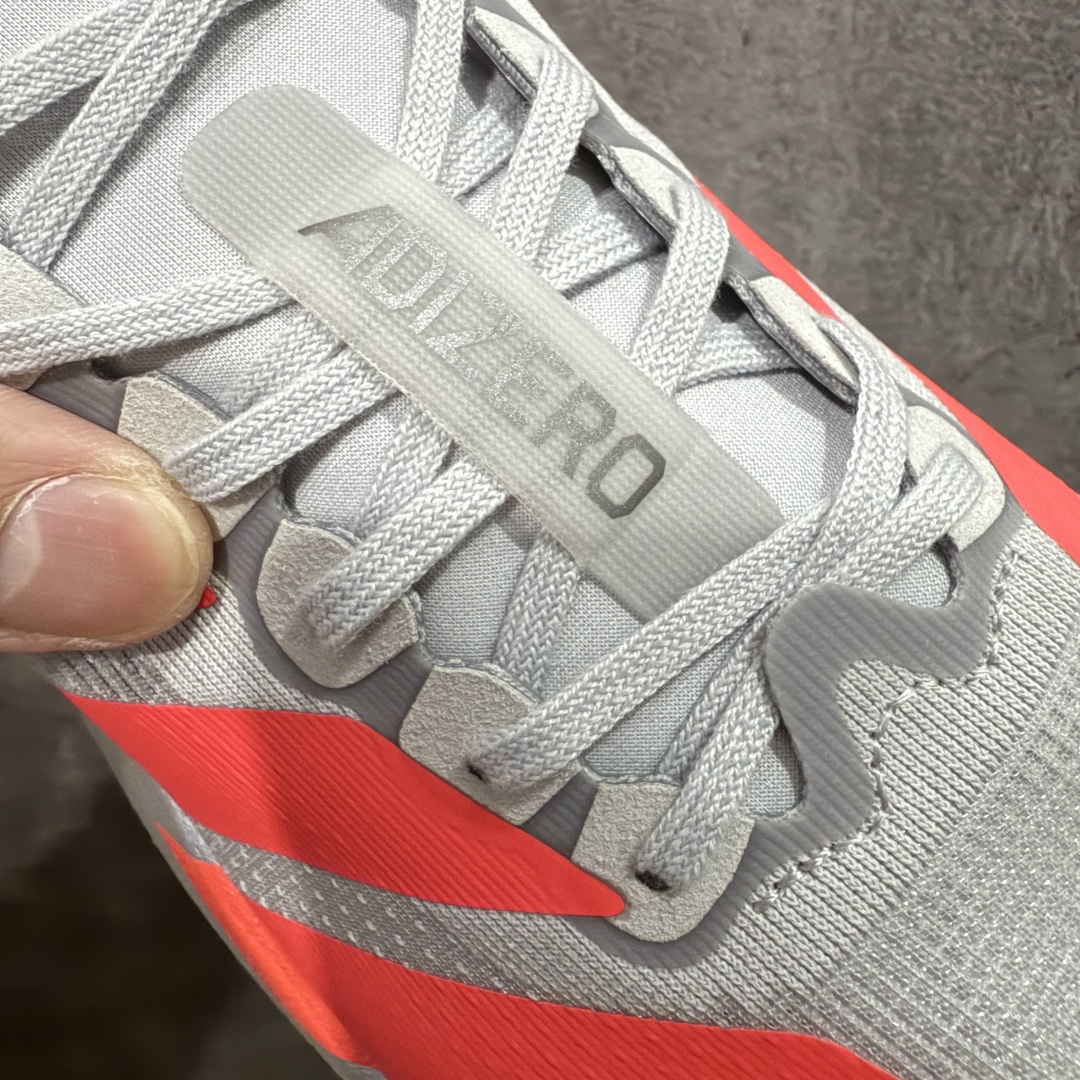 图片[5]-【渠道纯原】AD Adizero Eva SL M 零度进化版系列低帮轻便透气竞速休闲运动慢跑鞋 KI3381 全新版本出货 银红配色 品相相当完美 细节到位 全鞋均使用原材料 原档案打造 内置碳板 目前市场最强 欢迎对比 相信大家对去年 adidas 横空出世的「顶级超跑」adiZero Adios Pro EVO 1 记忆犹新！不仅登顶阿迪史上最轻跑鞋宝座，更在接下来的全球马拉松赛事中，持续书写着惊人成绩，被网友戏称新一代「阿迪神鞋」全网刷屏！极简设计语言与强烈速度感和存在感的鞋侧三线，让人过目不忘，特别种草！其中定位于中长跑训练的 adidas Adizero Evo SL，整体外观造型与 adiZero Adios Pro EVO 1 非常相似。中底配置方面搭载全掌 Lightstrike Pro，鞋面采用透气网面示人，契合日常训练鞋的定位，更加耐用。外底给到了马牌橡胶，及类似上代竞速旗舰 adidas Adizero Adios Pro 3 区域分布。整体看下来无论是外观的鲜明辨识度，还是配置的扎实程度都很顶。 尺码： 40 40⅔ 41⅓ 42 42⅔ 43⅓ 44 45-选品中心